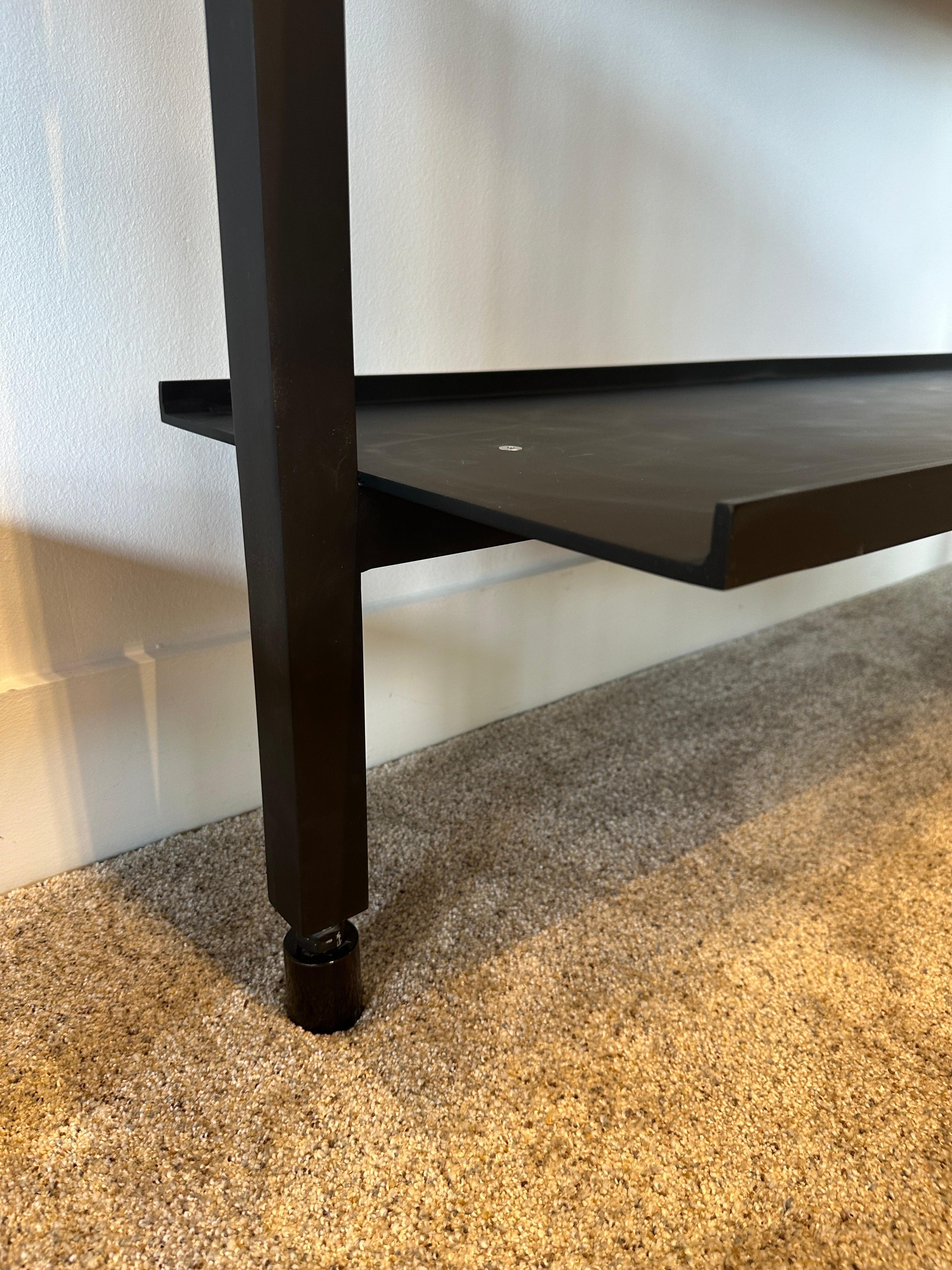 Américain Etagère murale en métal noir surdimensionnée et conçue sur mesure (ONE Avail) en vente