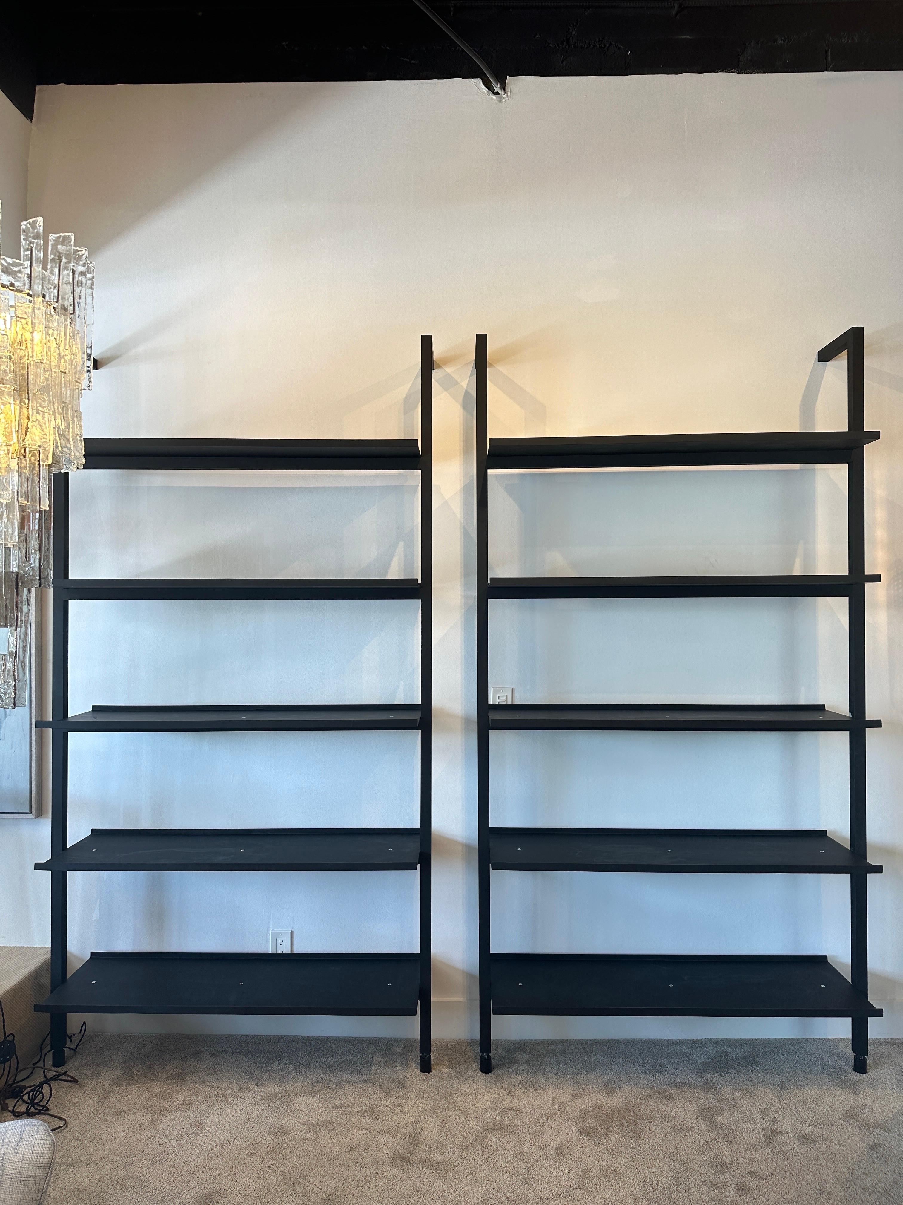 Ébénisé Etagère murale en métal noir surdimensionnée et conçue sur mesure (ONE Avail) en vente