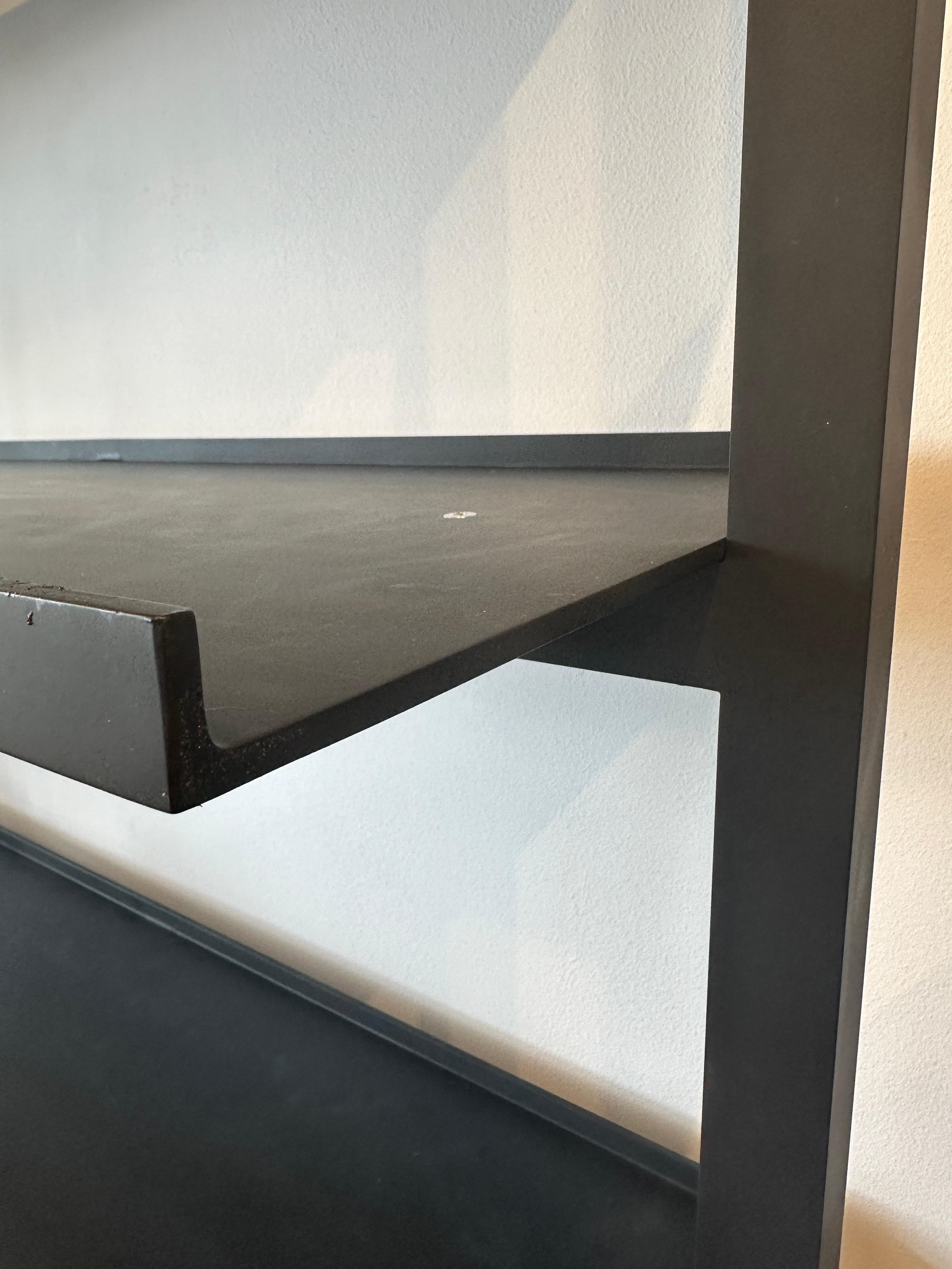 Etagère murale en métal noir surdimensionnée et conçue sur mesure (ONE Avail) Bon état - En vente à North Miami, FL