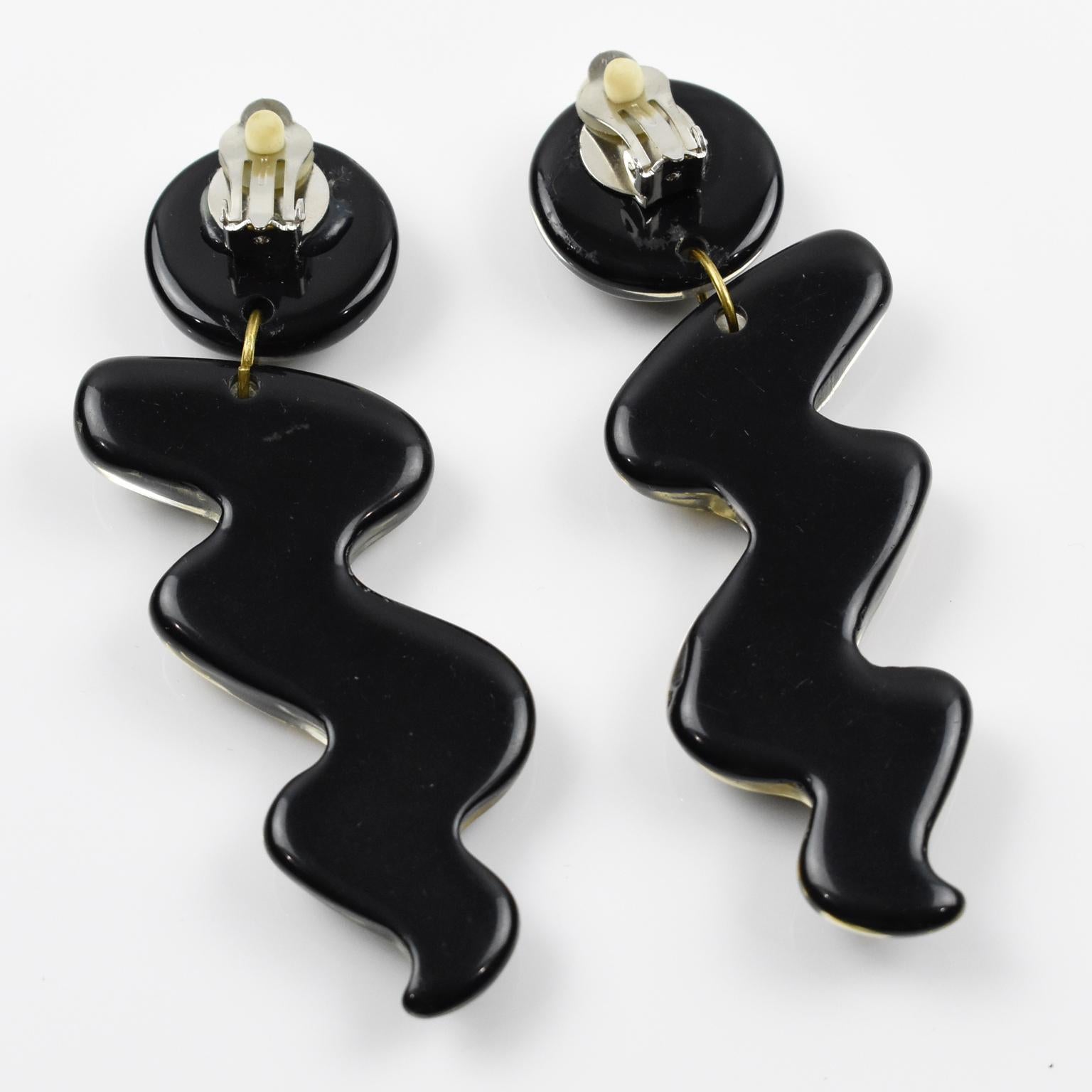 Oversized Dangle Black Lucite Clip Earrings with Gilded Heart Inclusions In Excellent Condition For Sale In Atlanta, GA