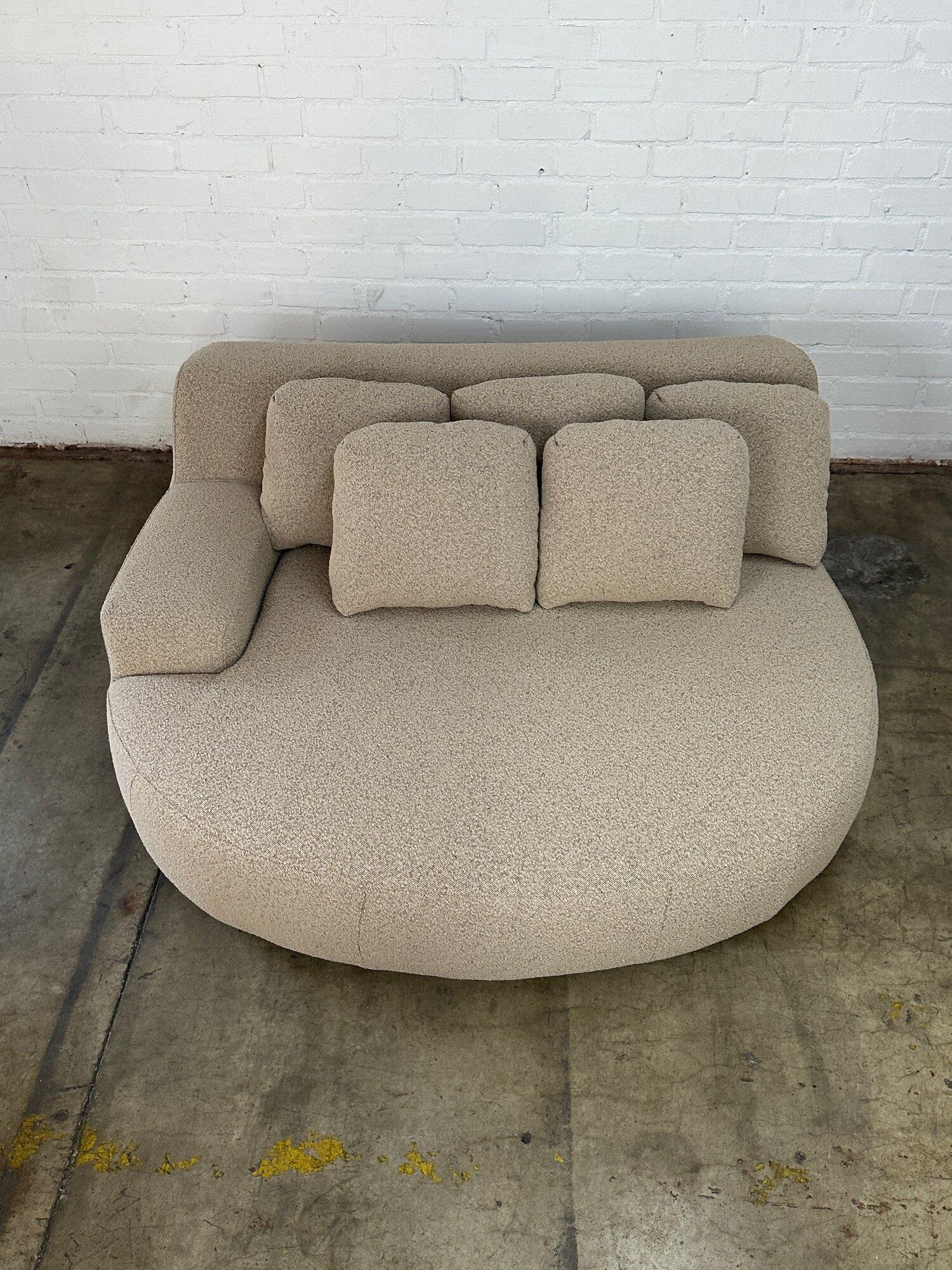 Oversized daybed in beige boucle For Sale 4