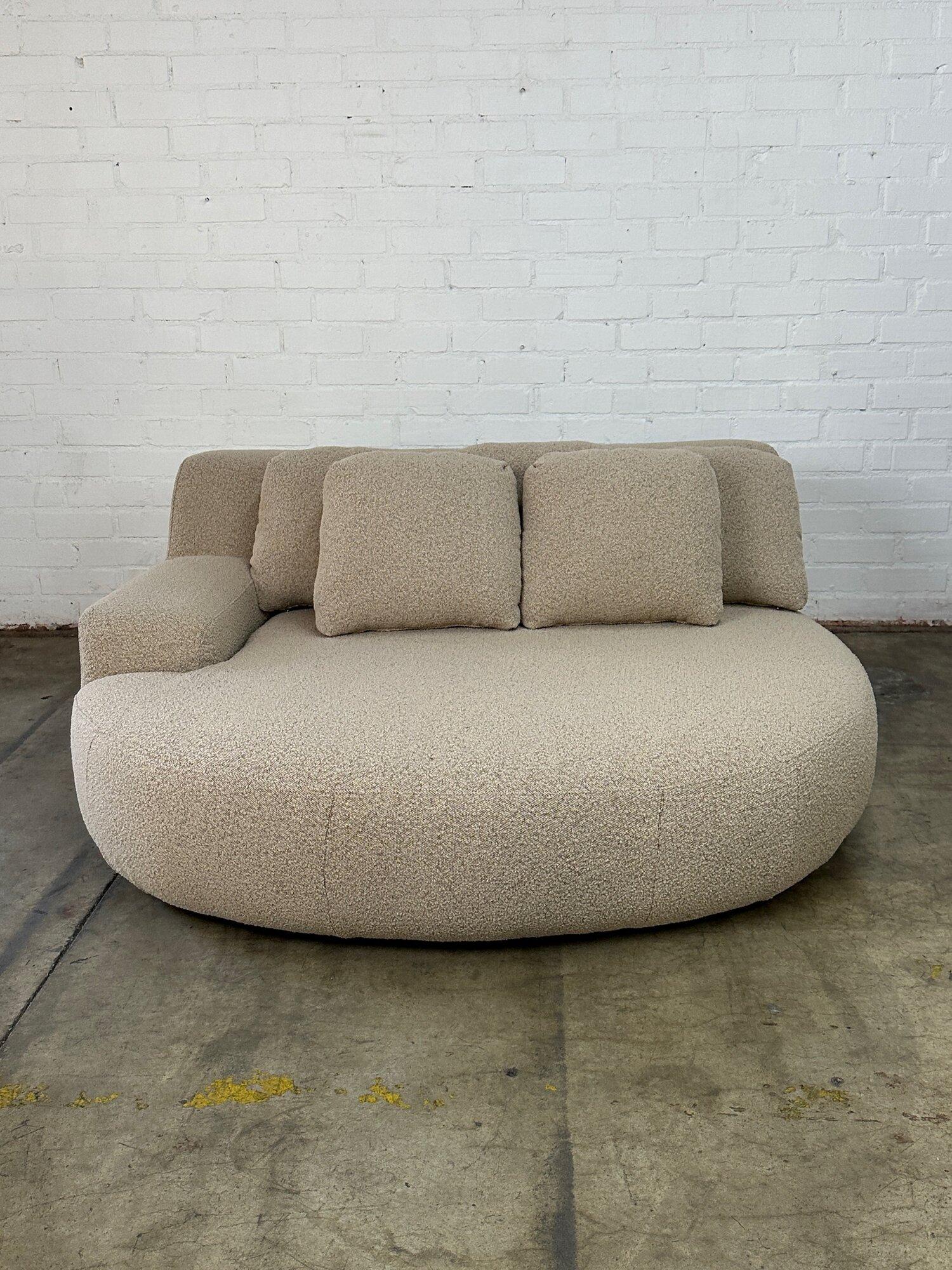 Oversized daybed in beige boucle For Sale 5