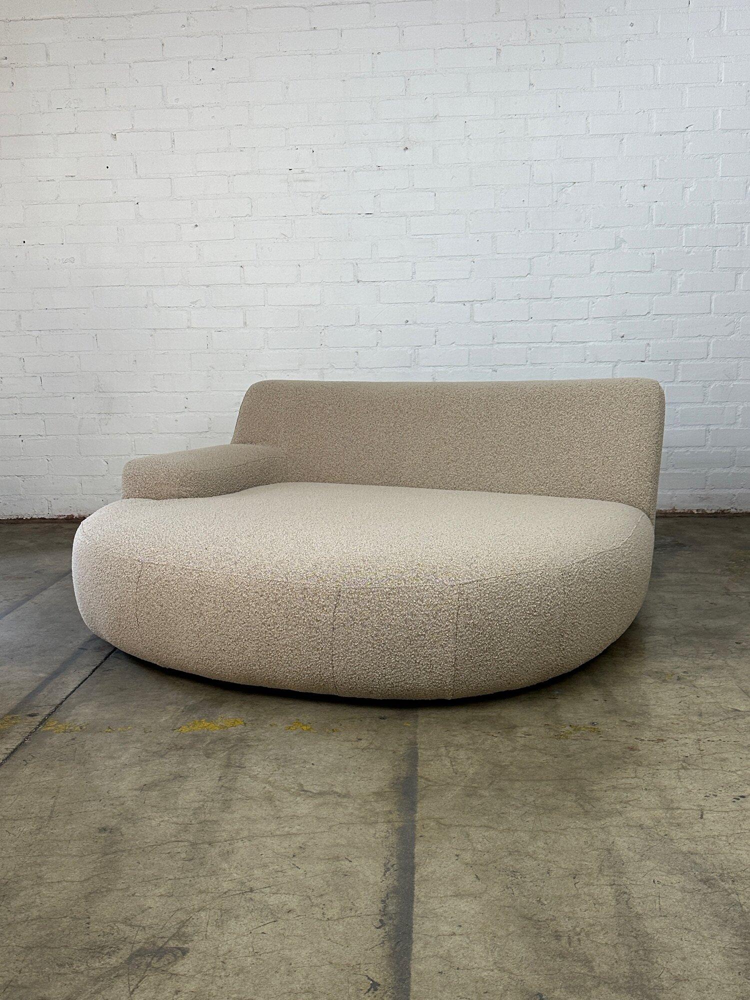 Oversized daybed in beige boucle In Good Condition For Sale In Los Angeles, CA