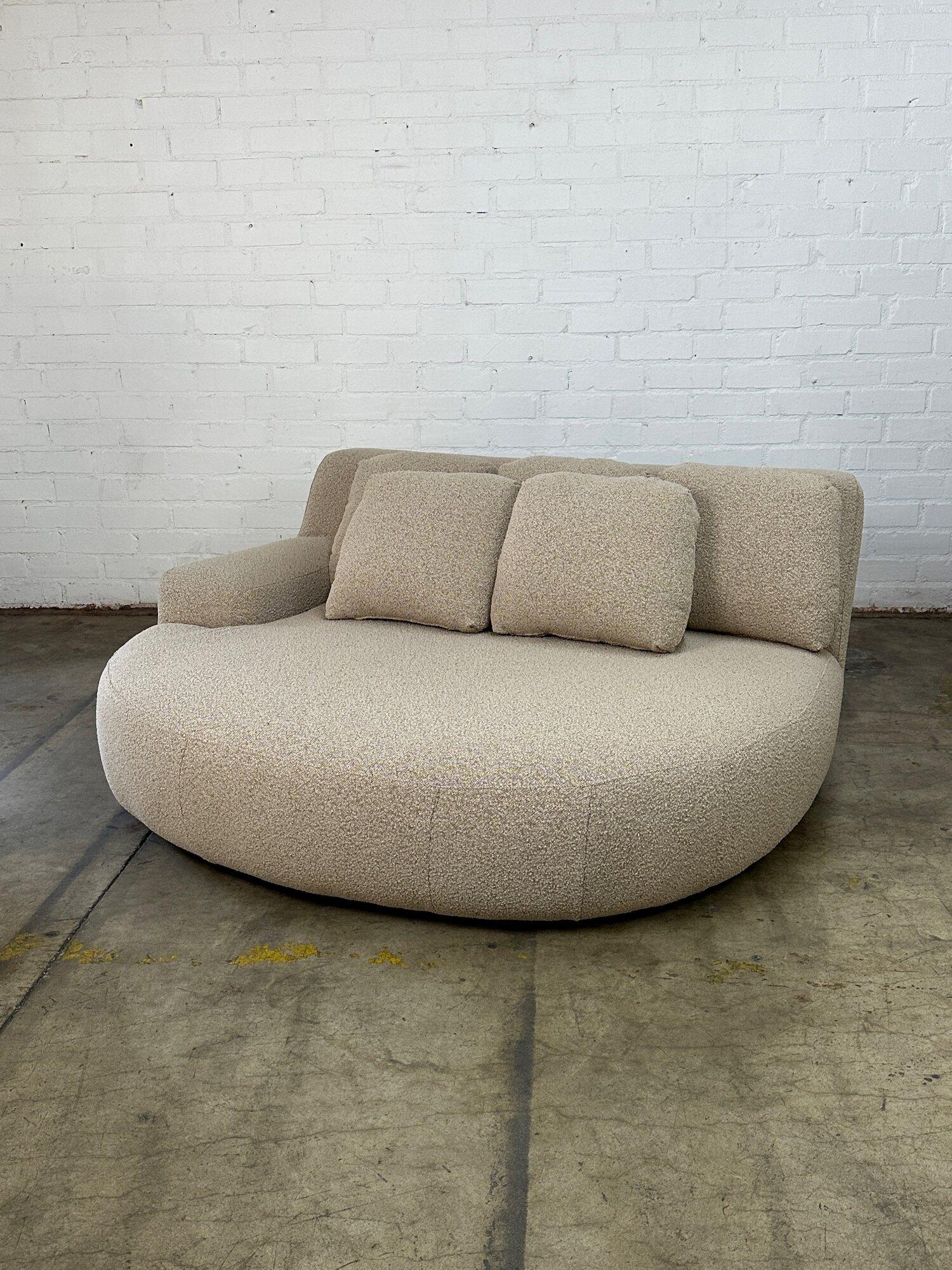 Oversized daybed in beige boucle For Sale 3