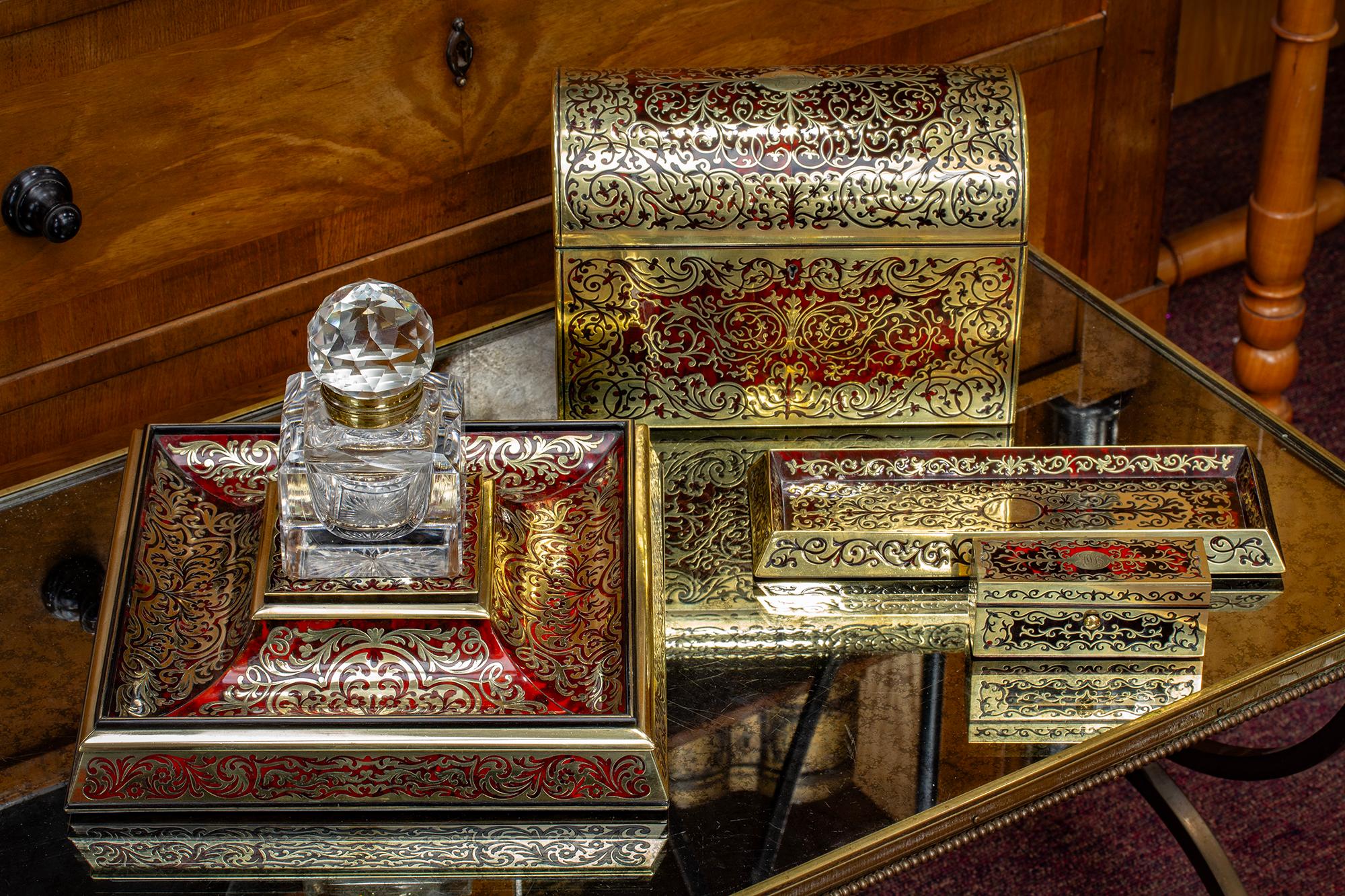 Large Sized Boulle Inkwell & Pen Tray 

The Inkstand with a square base having four convex faces used to sit pens leading up to a large central Ink Well with a faceted spherical lid and brass collar. The Boulle work finished in typical fashion with