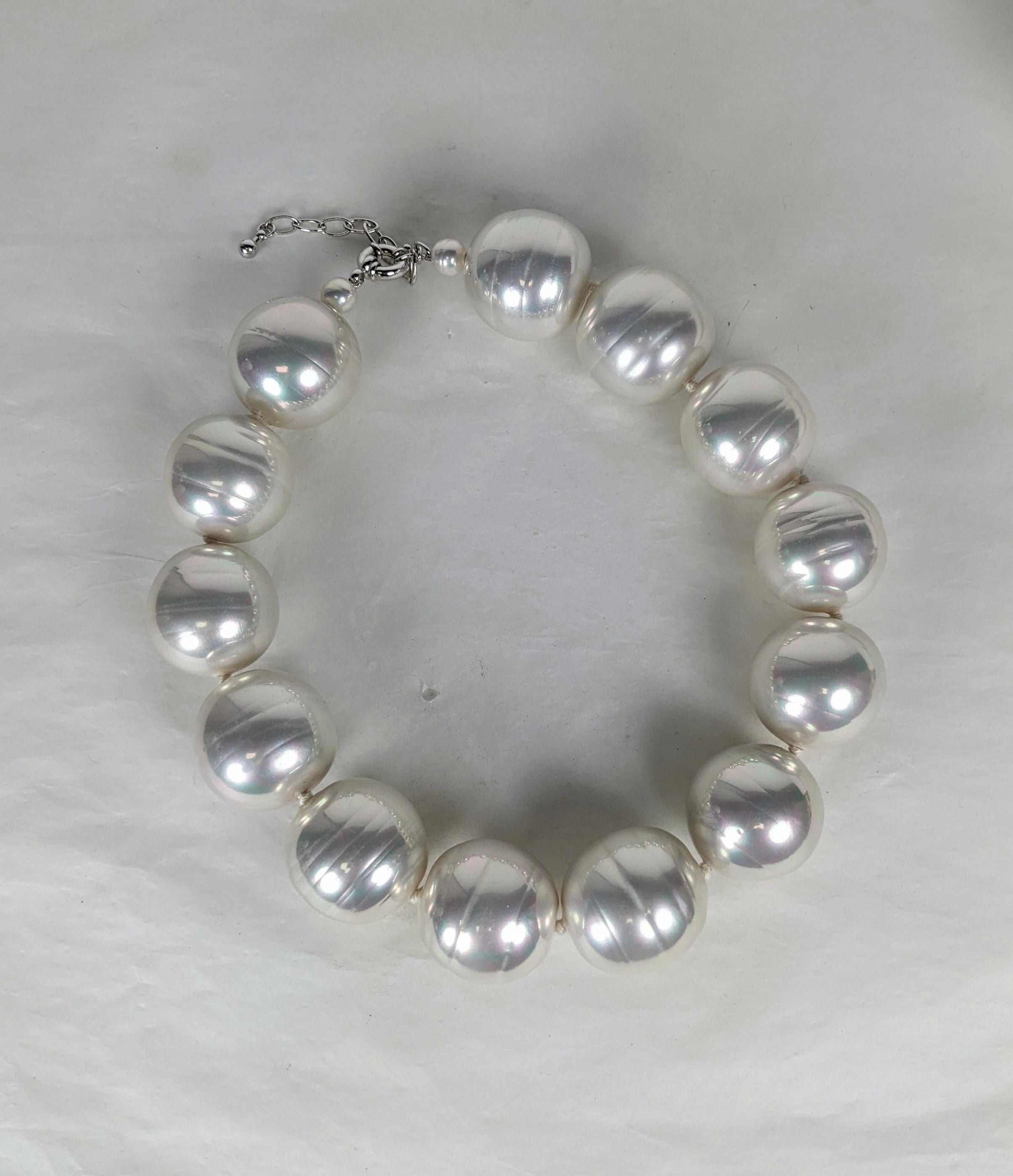 Übergroße, hochwertige Faux Baroque Perlen aus den 1980er Jahren, als größer noch besser war. 30 mm Durchmesser wie kleine Golfbälle, die von Hand geknotet werden. Bitte beachten Sie, sie sind ziemlich schwer, die weniger spürbar ist, wenn getragen