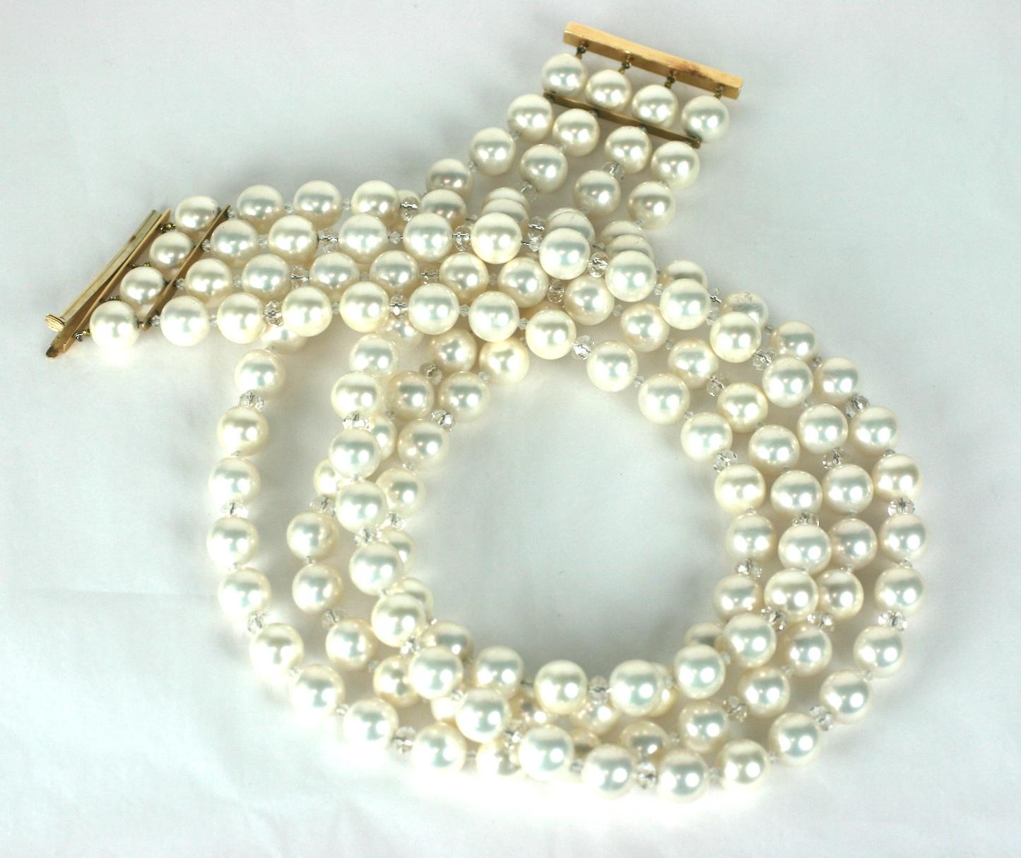 Collier surdimensionné en fausses perles et or Excellent état - En vente à Riverdale, NY