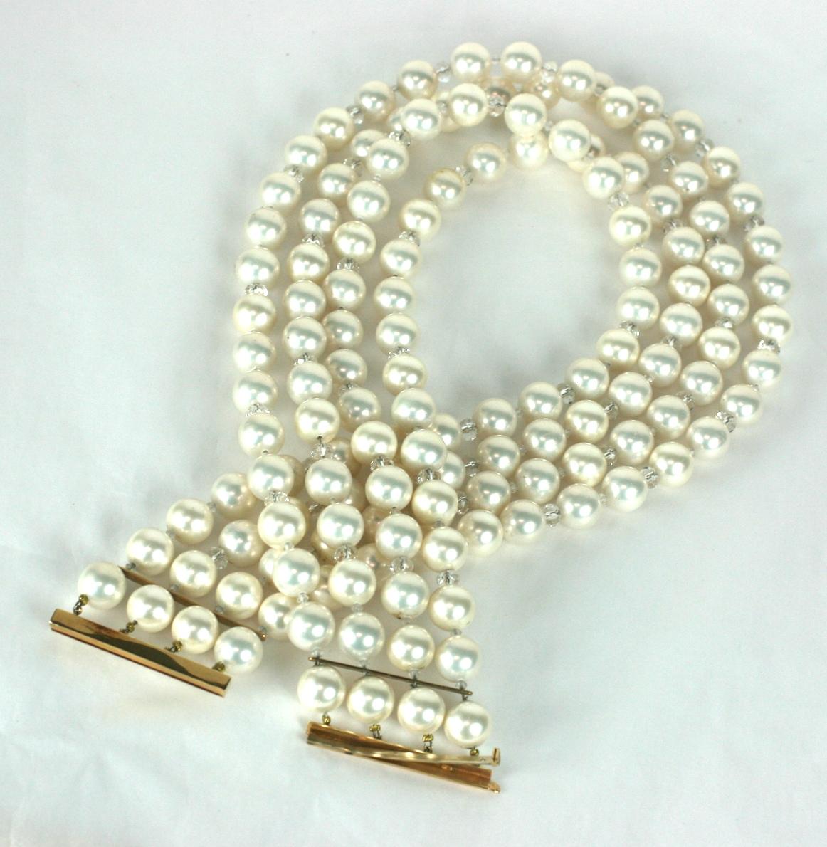 Übergroßes Halsband aus Kunstperlen und Gold Damen im Angebot