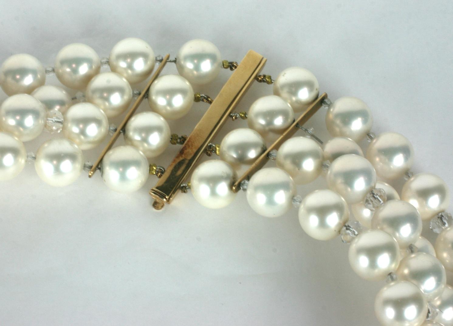 Collier surdimensionné en fausses perles et or en vente 1