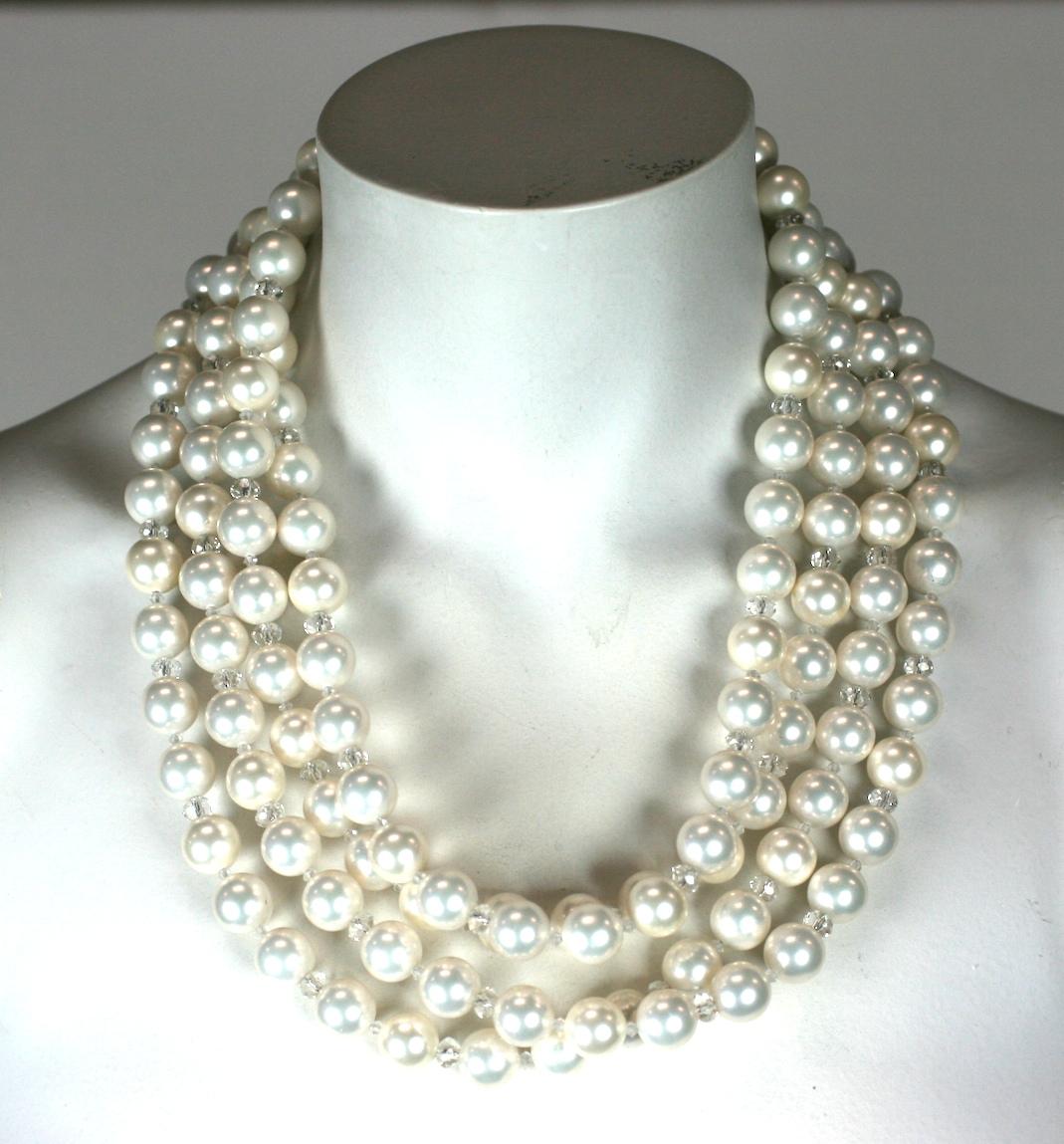 Collier surdimensionné en fausses perles et or en vente 3