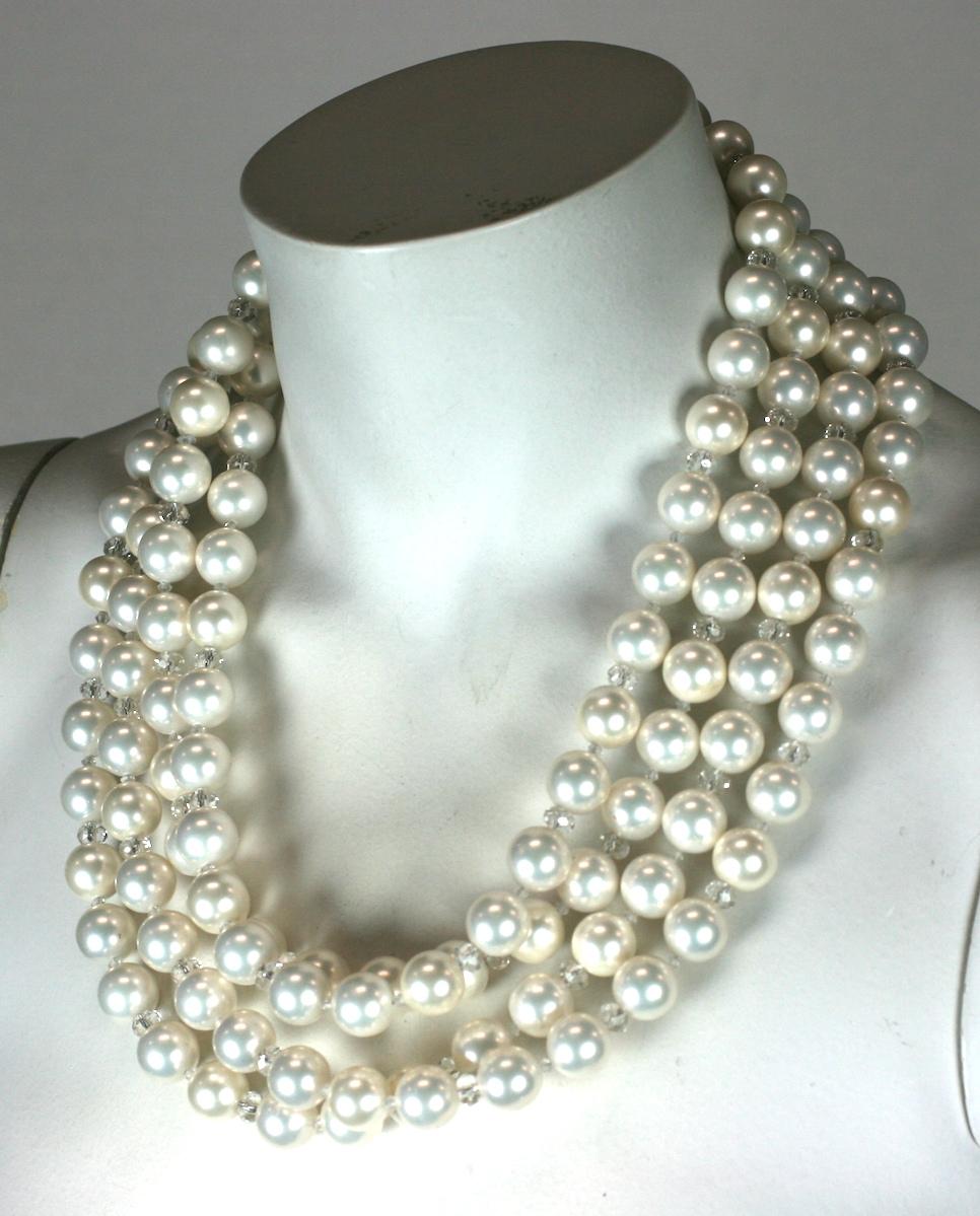 Collier surdimensionné en fausses perles et or en vente 4