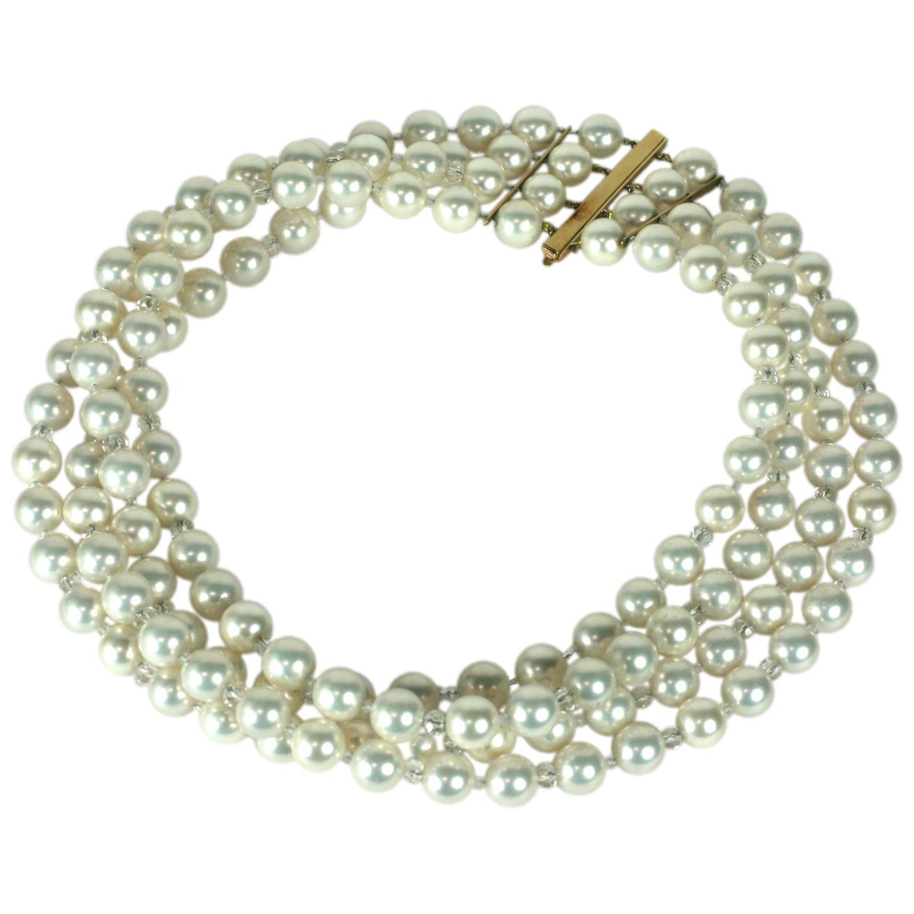 Collier surdimensionné en fausses perles et or en vente