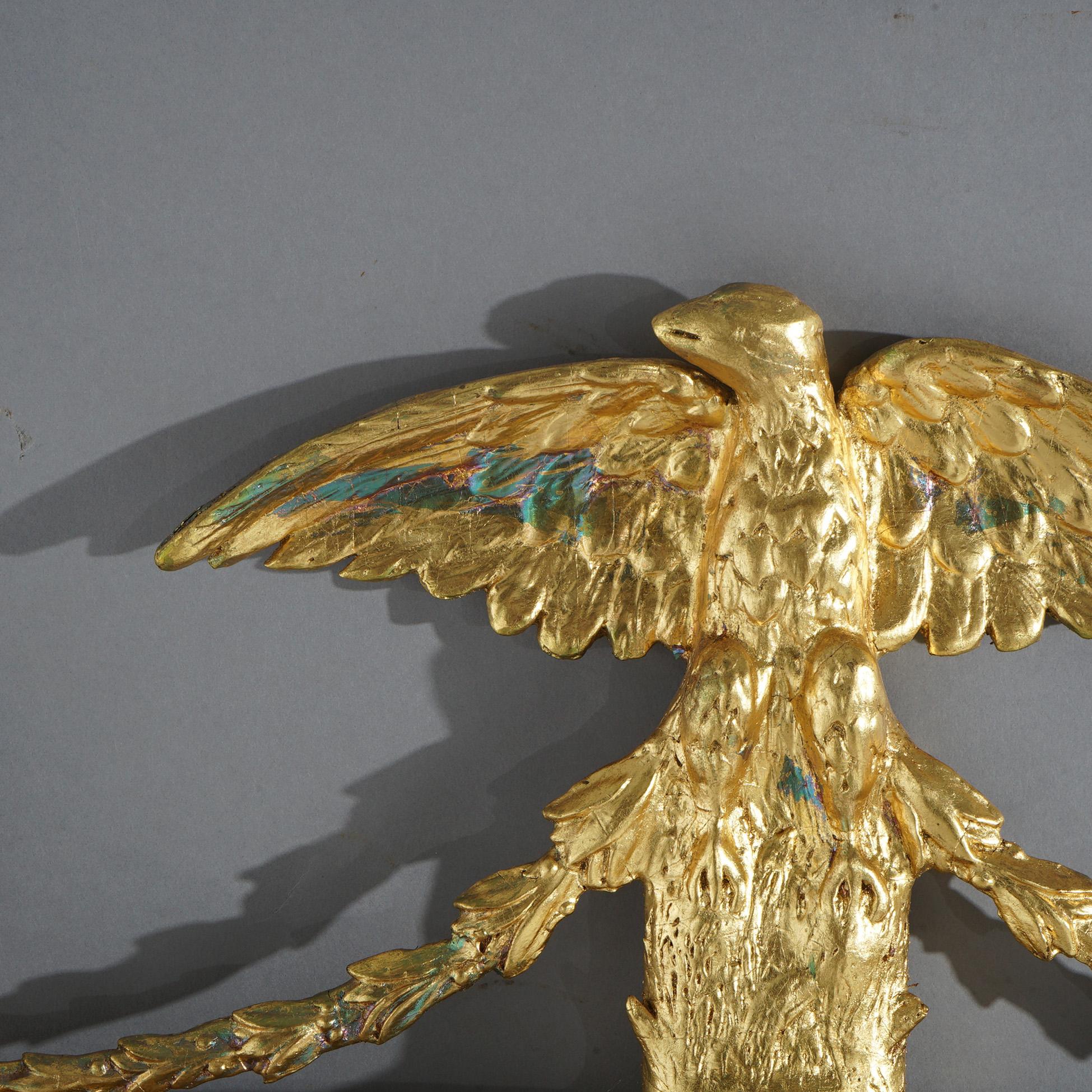 Miroir mural fédéral surdimensionné en bois doré et acajou avec aigle et campanules 20e siècle en vente 5