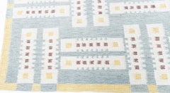 Übergroßer, flachgewebter, moderner, geometrischer, hellblauer Wollteppich von Doris Leslie Blau