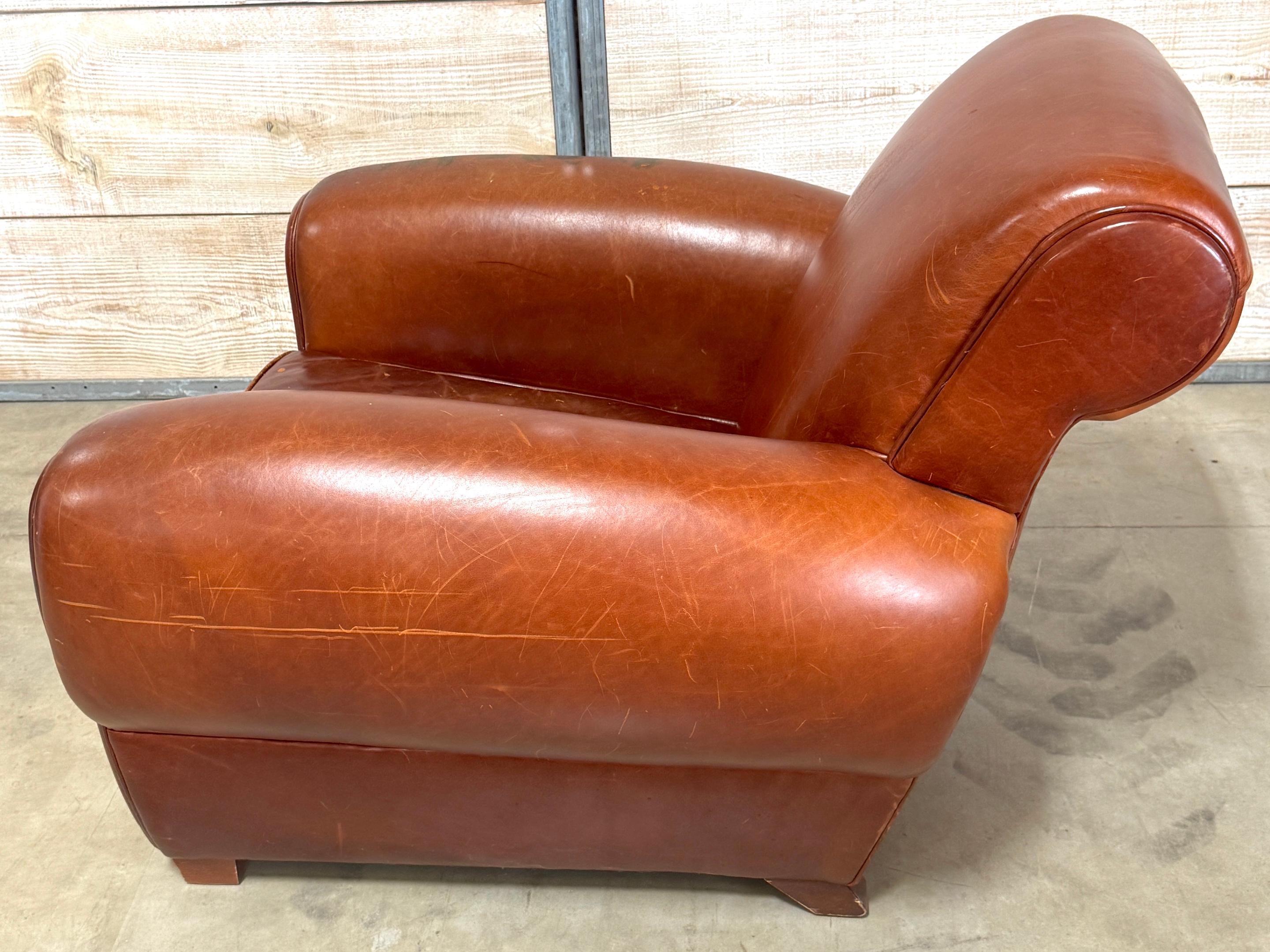 Fauteuil club surdimensionné en cuir moderne français, France, circa 1960 en vente 3