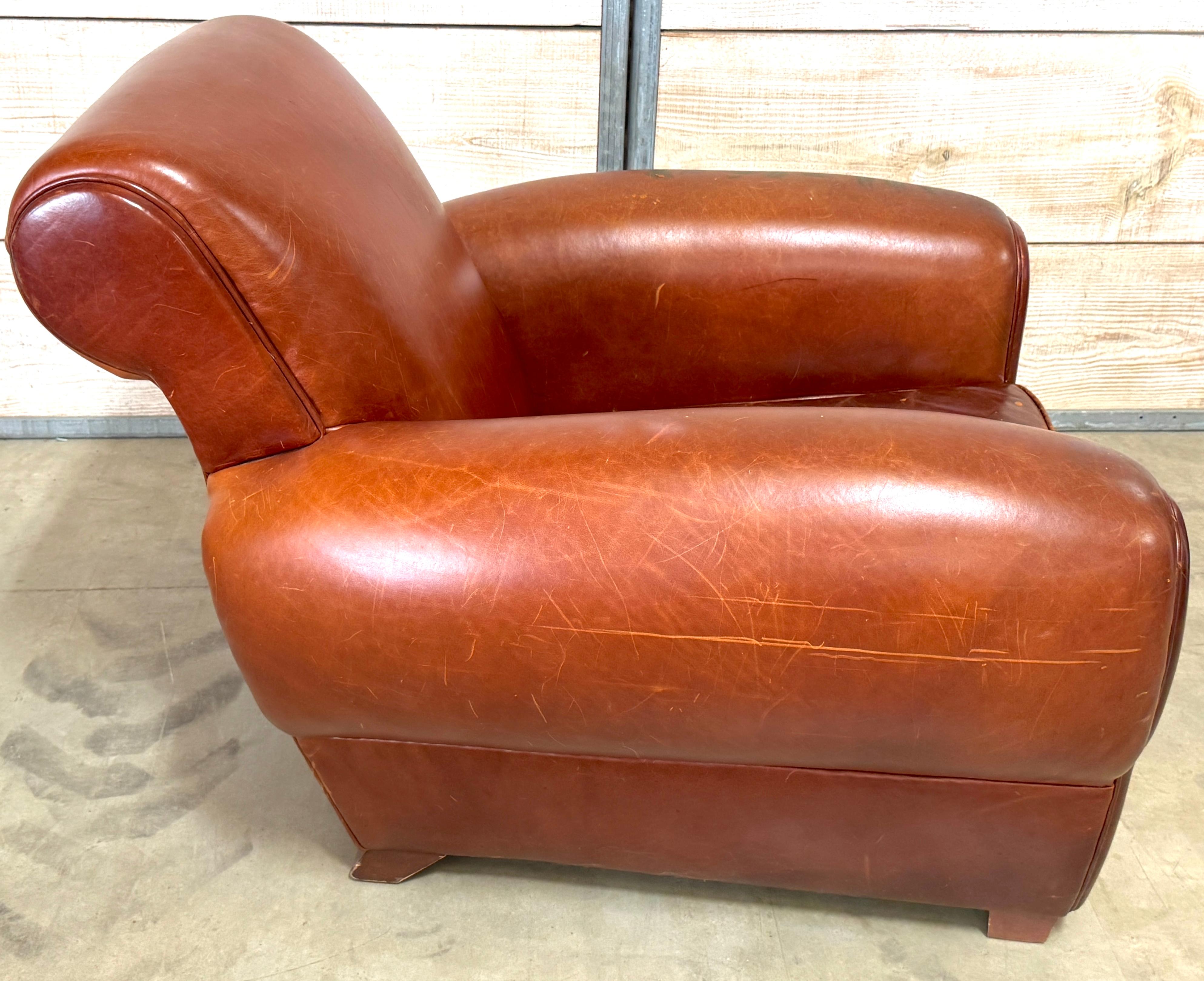Fauteuil club surdimensionné en cuir moderne français, France, circa 1960 en vente 4