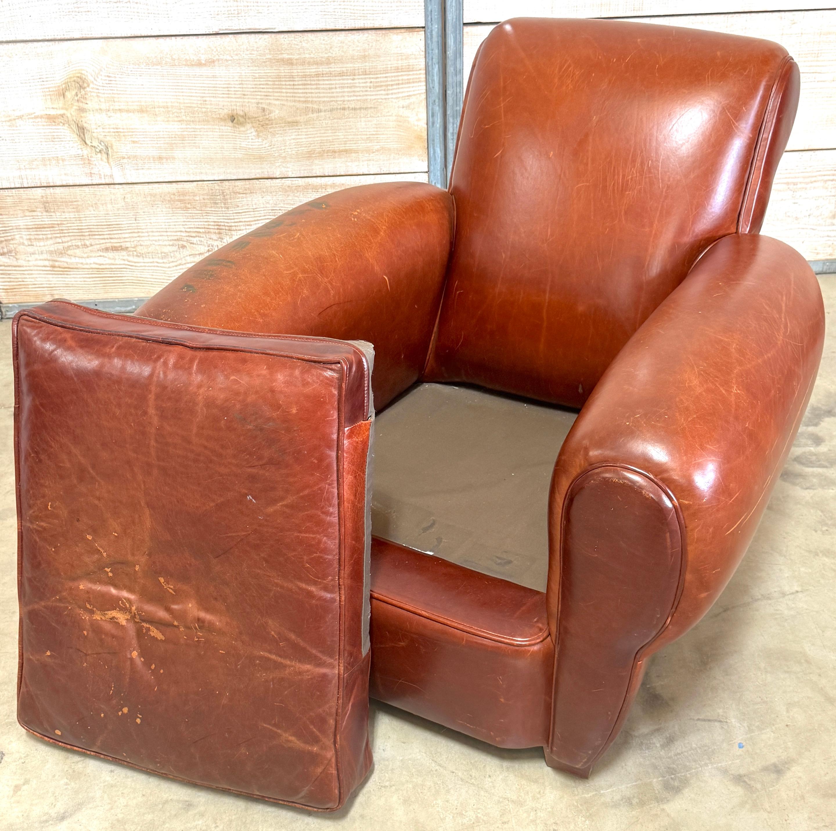 Fauteuil club surdimensionné en cuir moderne français, France, circa 1960 en vente 5
