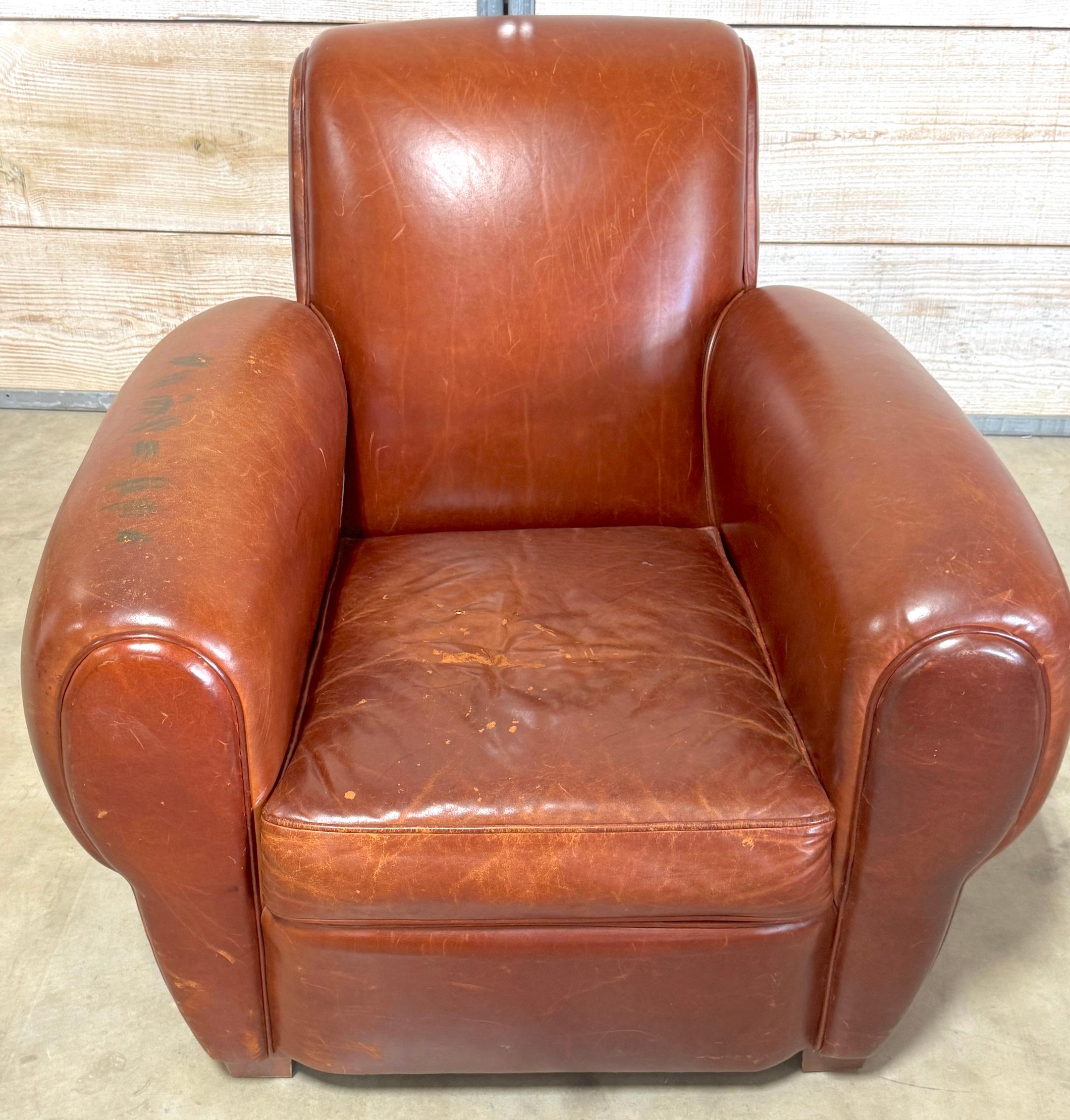Fauteuil club surdimensionné en cuir moderne français, France, circa 1960

Ce fauteuil club moderne français, datant des années 1960, est généreusement proportionné et magnifiquement vieilli. Il est recouvert d'un riche cuir de couleur cognac et
