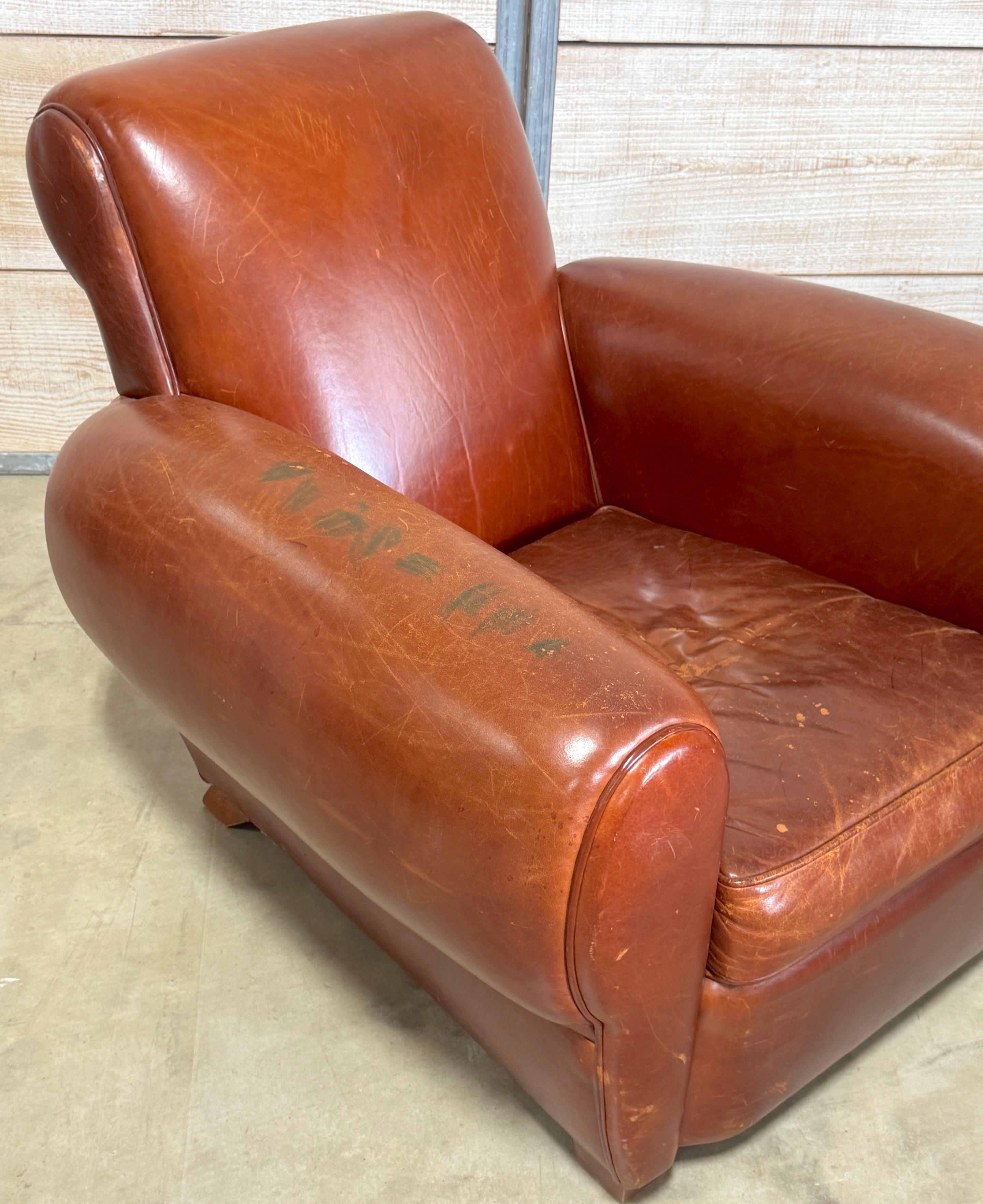 20ième siècle Fauteuil club surdimensionné en cuir moderne français, France, circa 1960 en vente