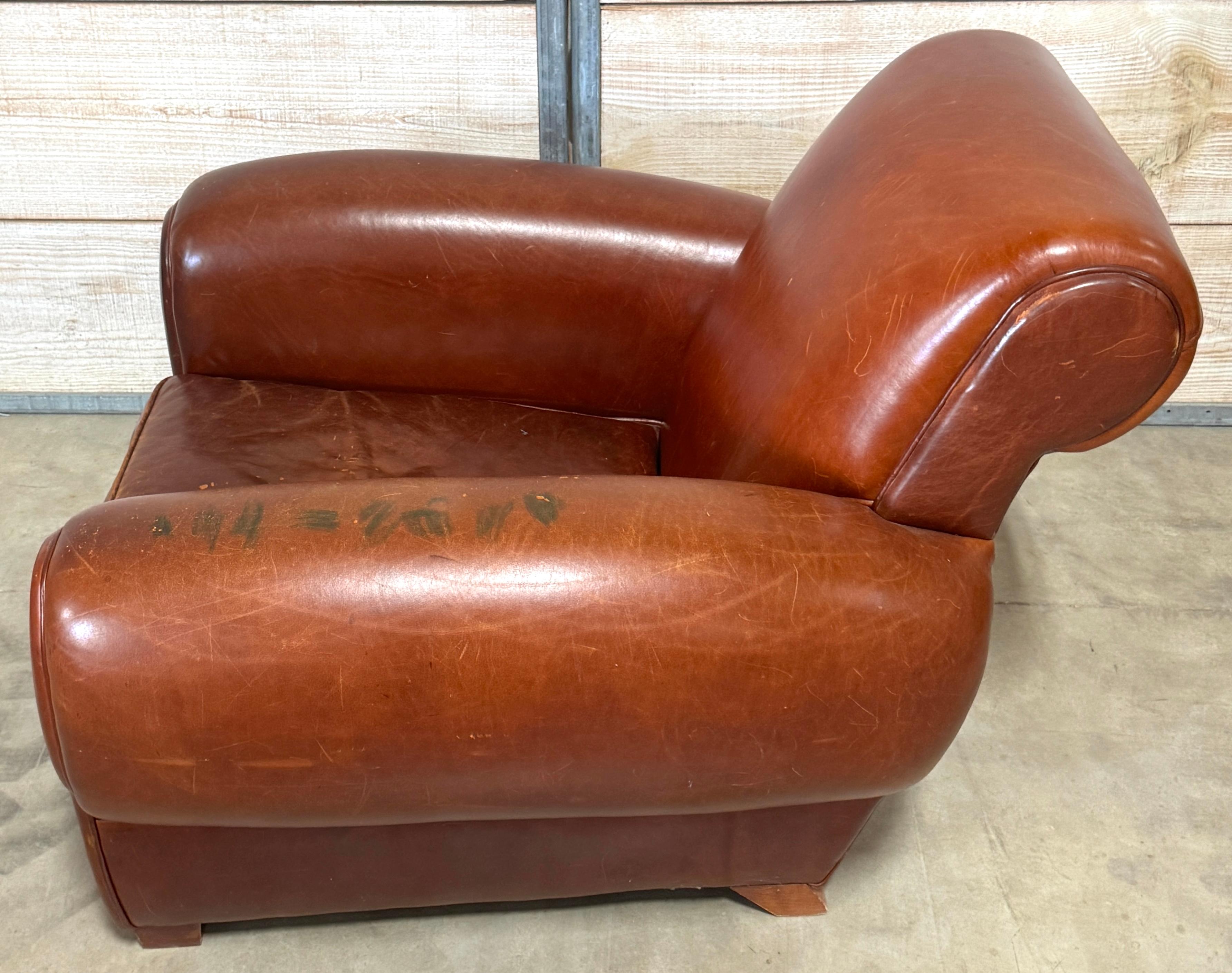 Fauteuil club surdimensionné en cuir moderne français, France, circa 1960 en vente 1