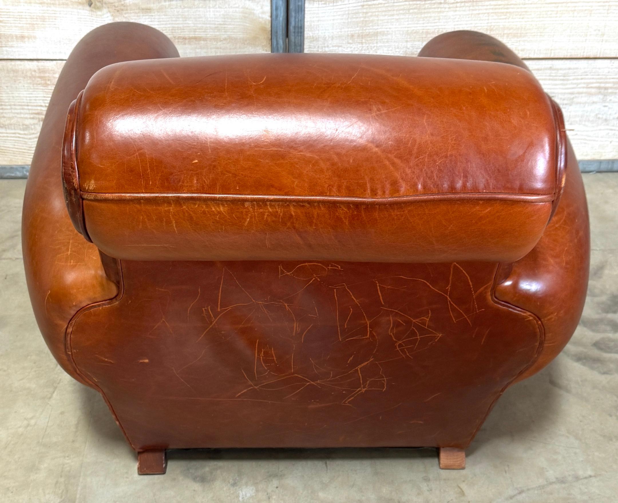Fauteuil club surdimensionné en cuir moderne français, France, circa 1960 en vente 2