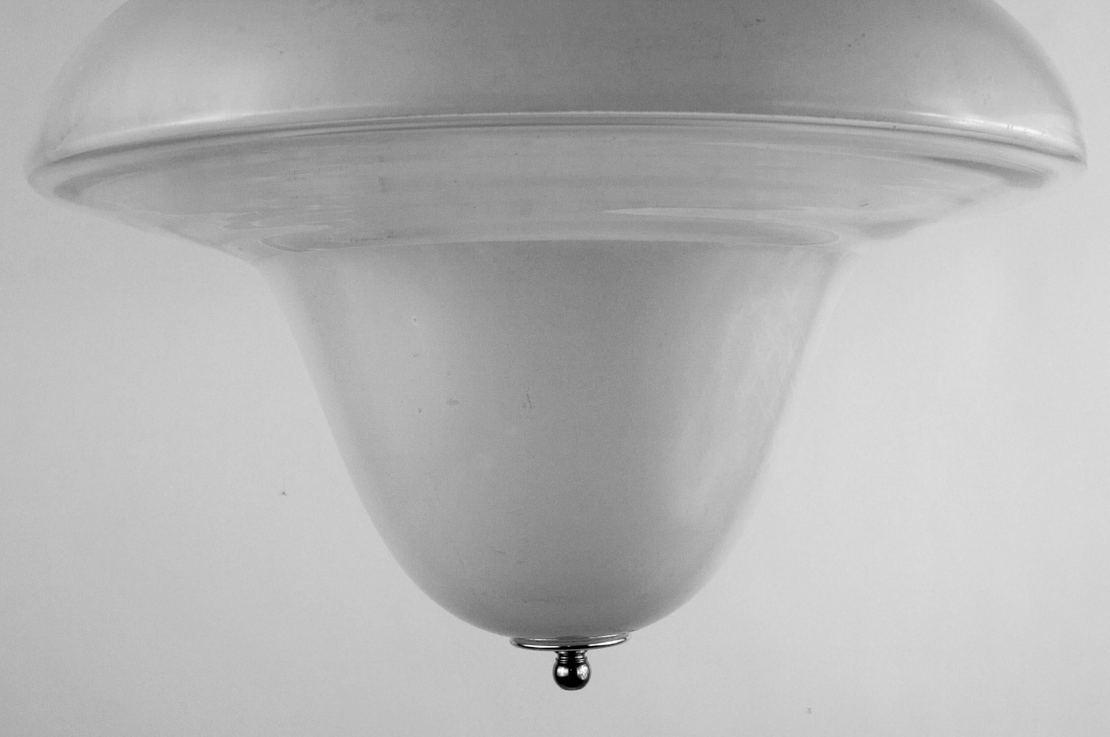 Antikes Opal- und Klarglas in ÜbergrößePilzform  Anhänger, ca. 1920er Jahre im Angebot 1