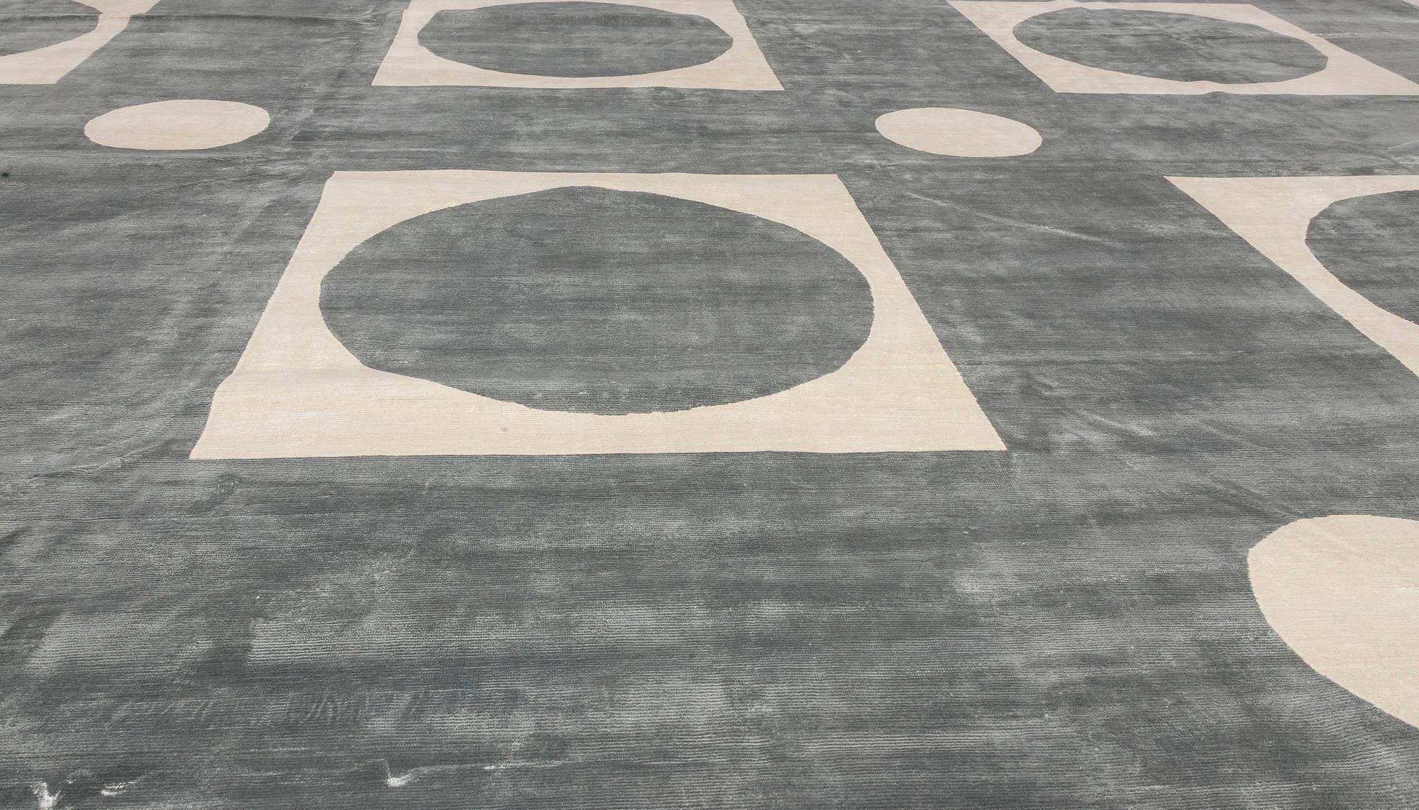 Tappeto geometrico oversize in seta annodata a mano di Doris White, di colore grigio e bianco.
Dimensioni: 16'0