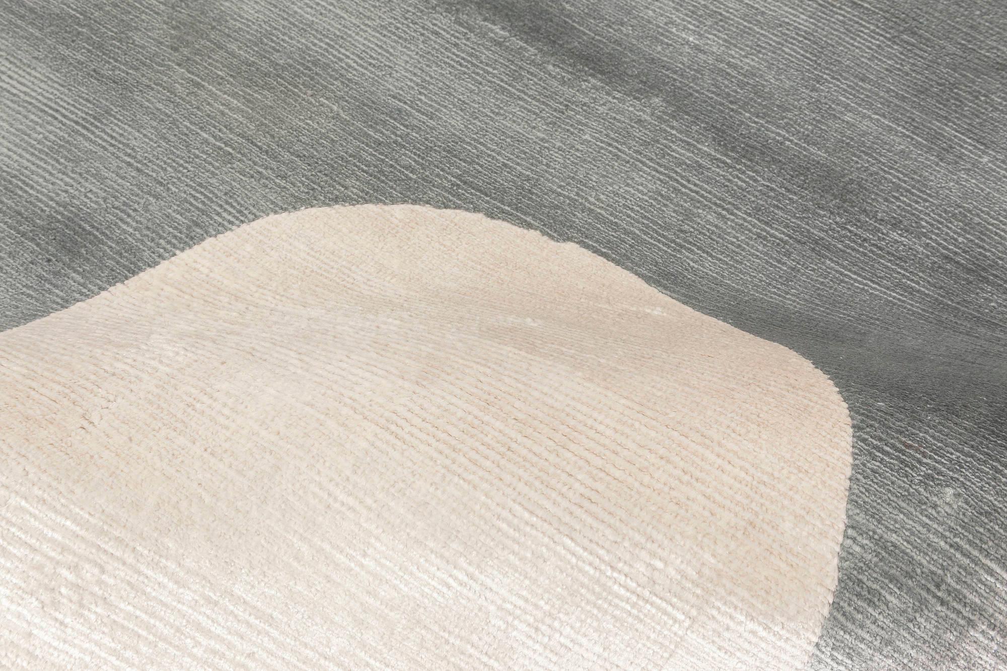 Tibetano Tappeto geometrico oversize in seta annodata a mano in bianco e grigio di Doris White Rugs in vendita