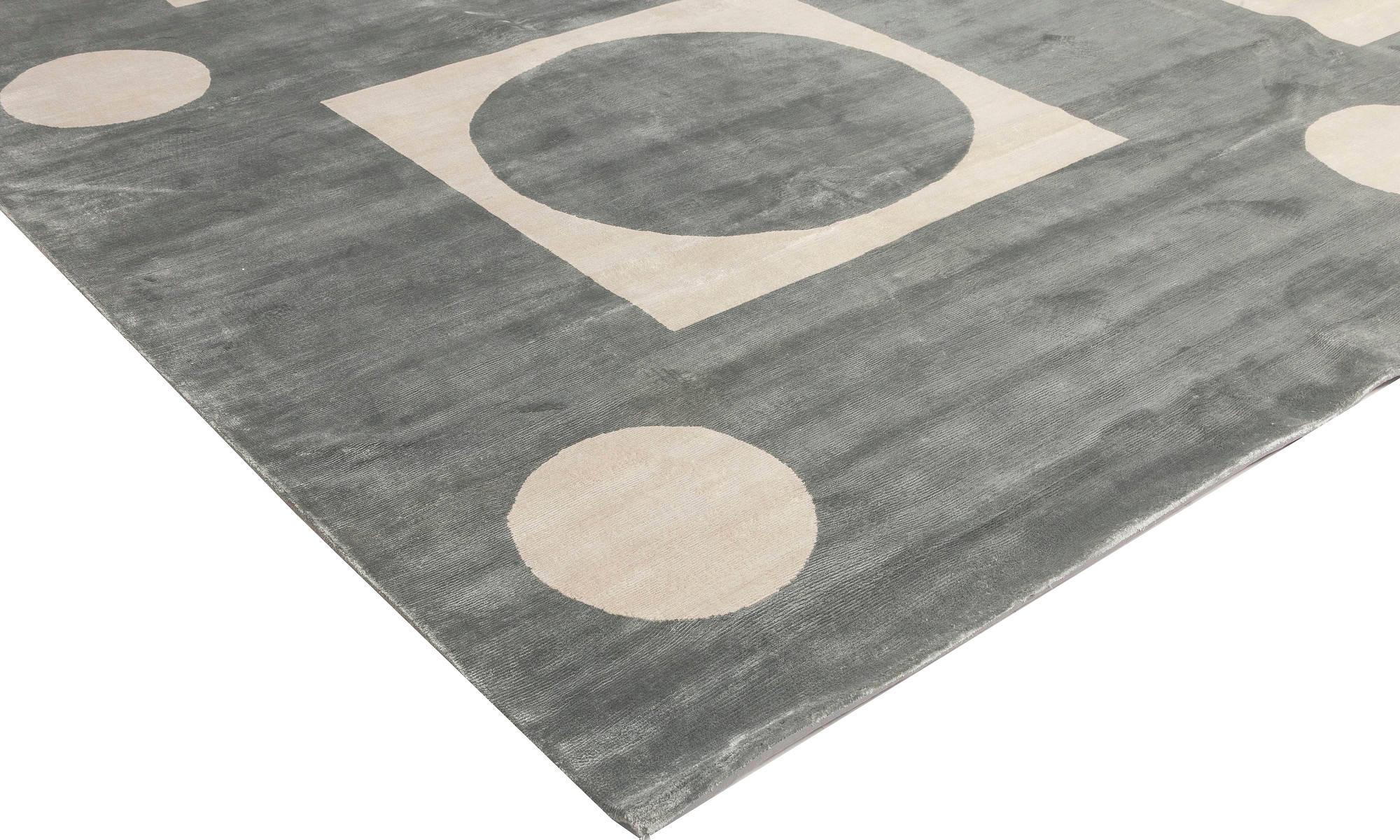 Annodato a mano Tappeto geometrico oversize in seta annodata a mano in bianco e grigio di Doris White Rugs in vendita