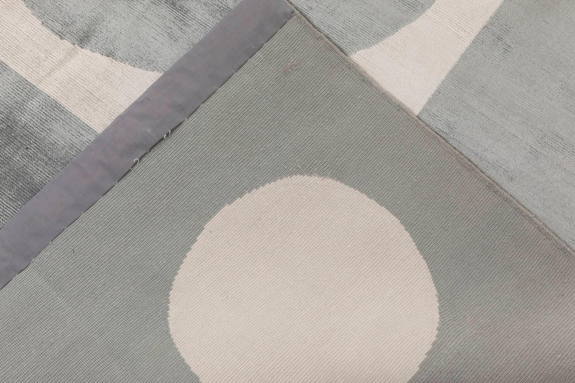 Tappeto geometrico oversize in seta annodata a mano in bianco e grigio di Doris White Rugs In condizioni Nuovo in vendita a New York, NY