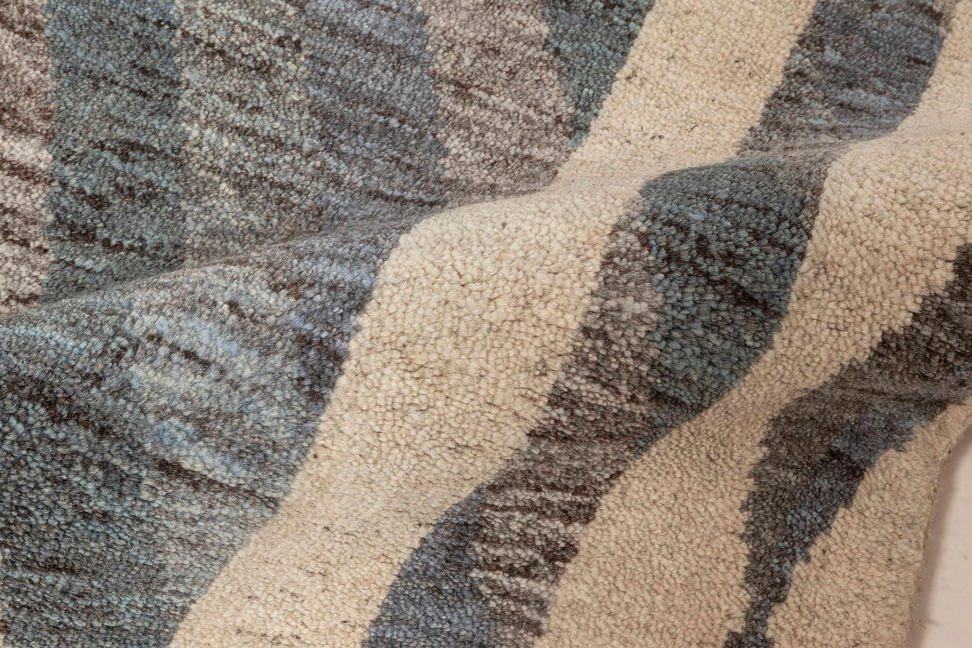 Tappeto geometrico oversize in stile svedese blu grigio fatto a mano da Doris Leslie Blau
Dimensioni: 14'10
