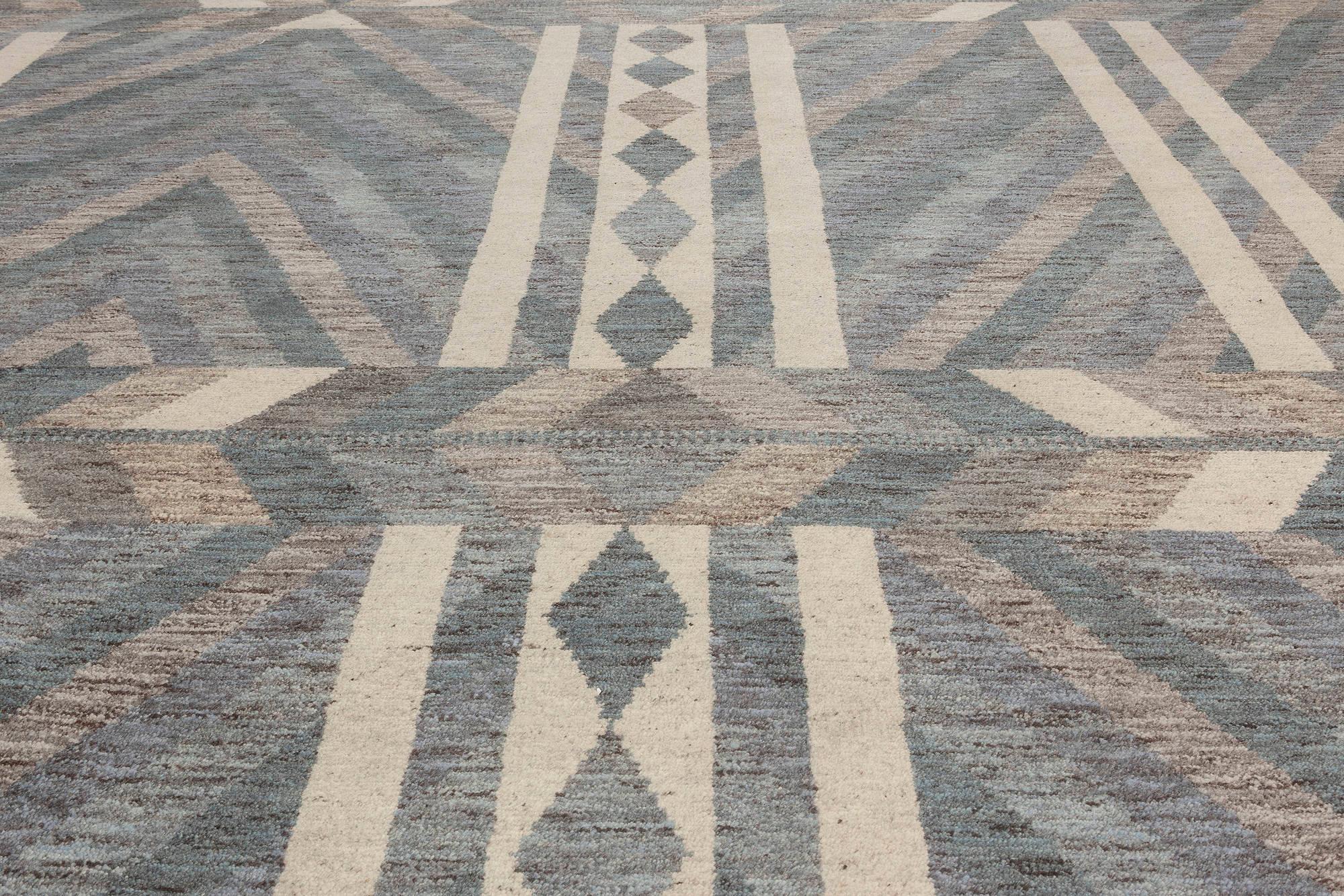 Indiano Tappeto geometrico sovradimensionato in stile svedese blu e grigio fatto a mano da Doris Leslie Blau in vendita