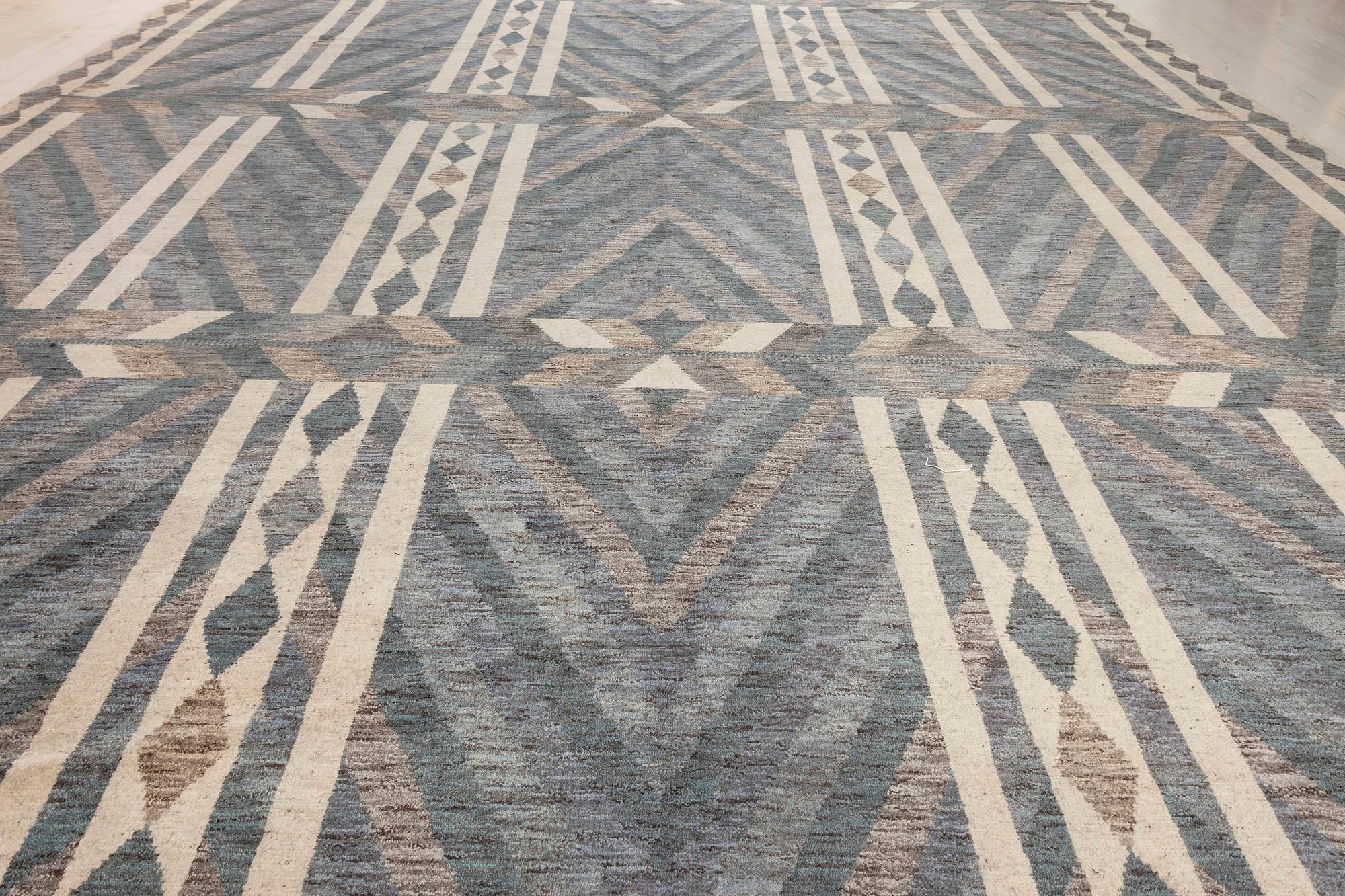 Annodato a mano Tappeto geometrico sovradimensionato in stile svedese blu e grigio fatto a mano da Doris Leslie Blau in vendita
