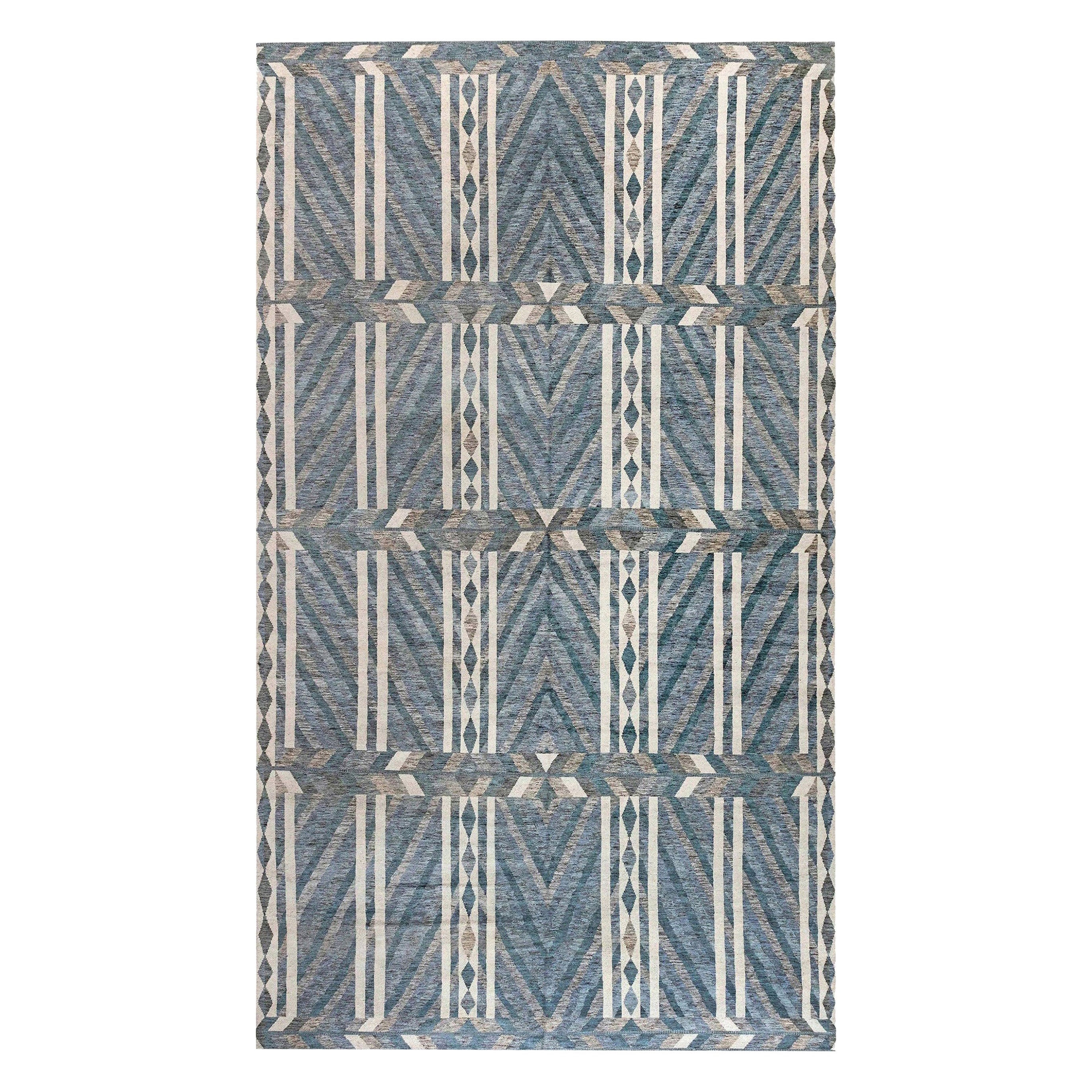Tappeto geometrico sovradimensionato in stile svedese blu e grigio fatto a mano da Doris Leslie Blau in vendita