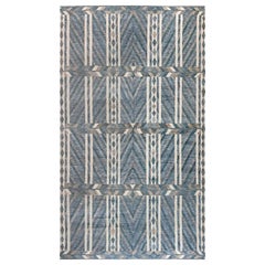 Tapis géométrique surdimensionné de style suédois bleu et gris fait à la main par Doris Leslie Blau