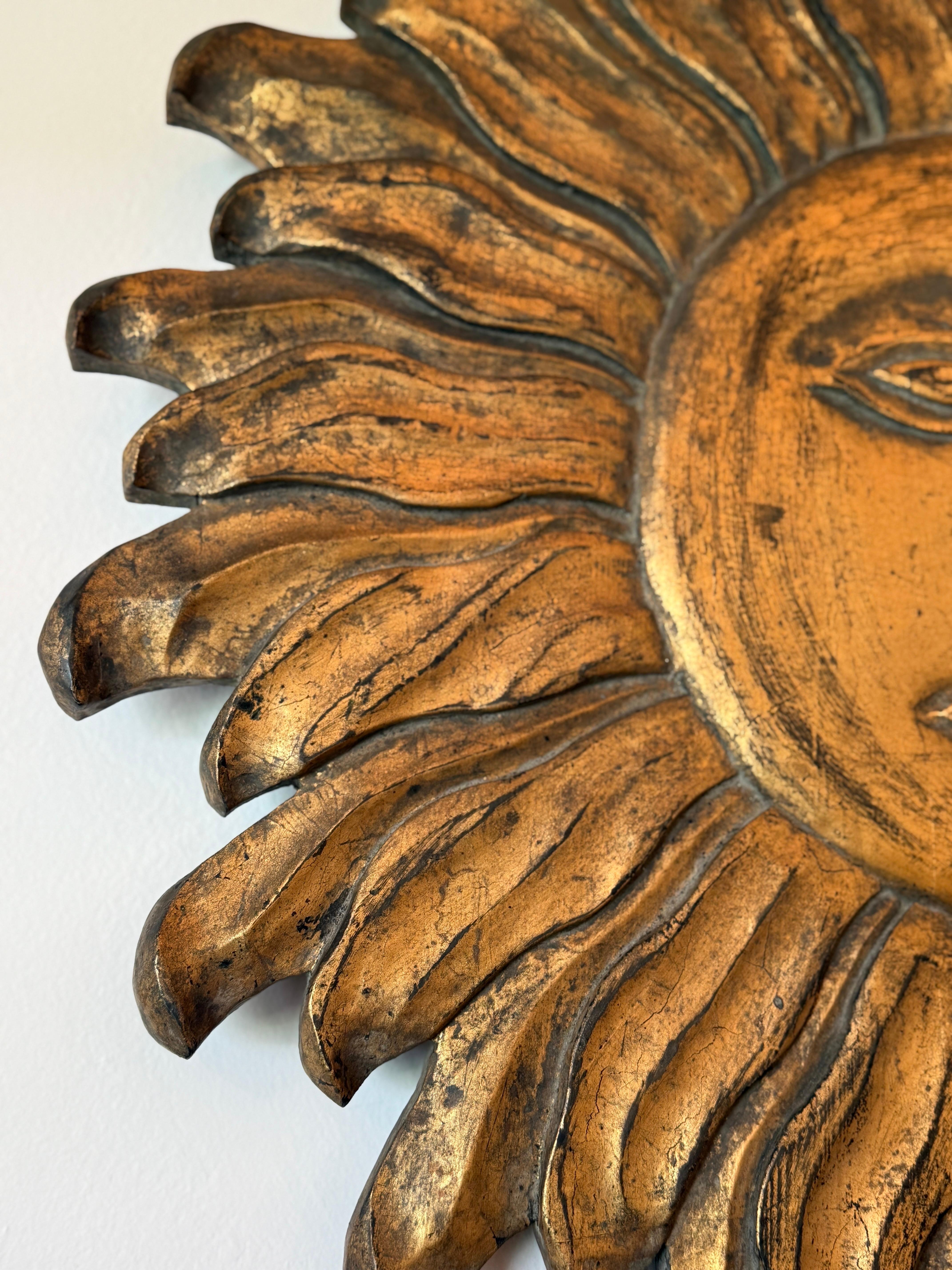 Ce grand visage du Soleil en bois doré à la feuille d'or est une explosion de design et d'élégance.