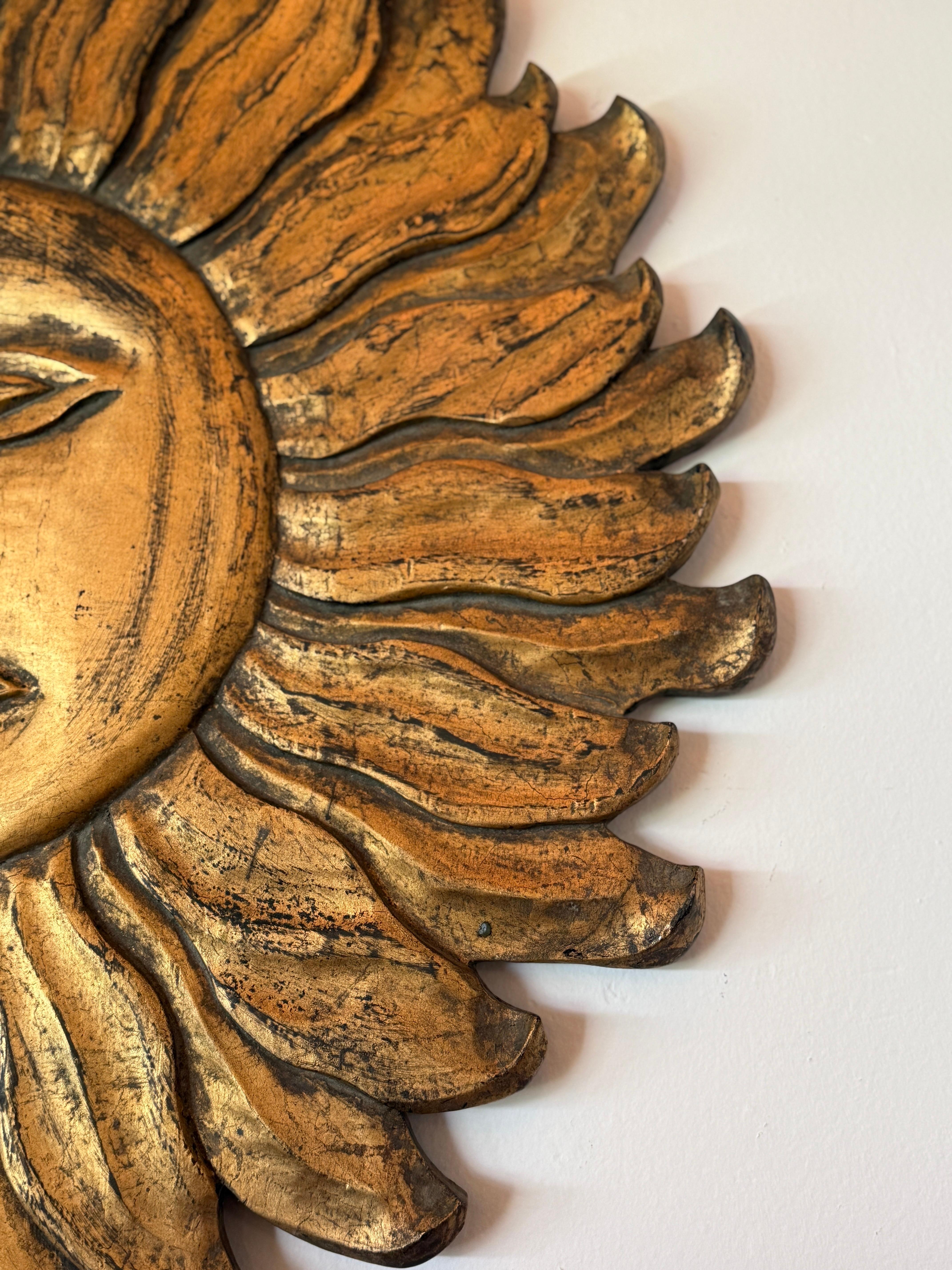 italien Sculpture murale soleil surdimensionnée en bois sculpté et doré en vente
