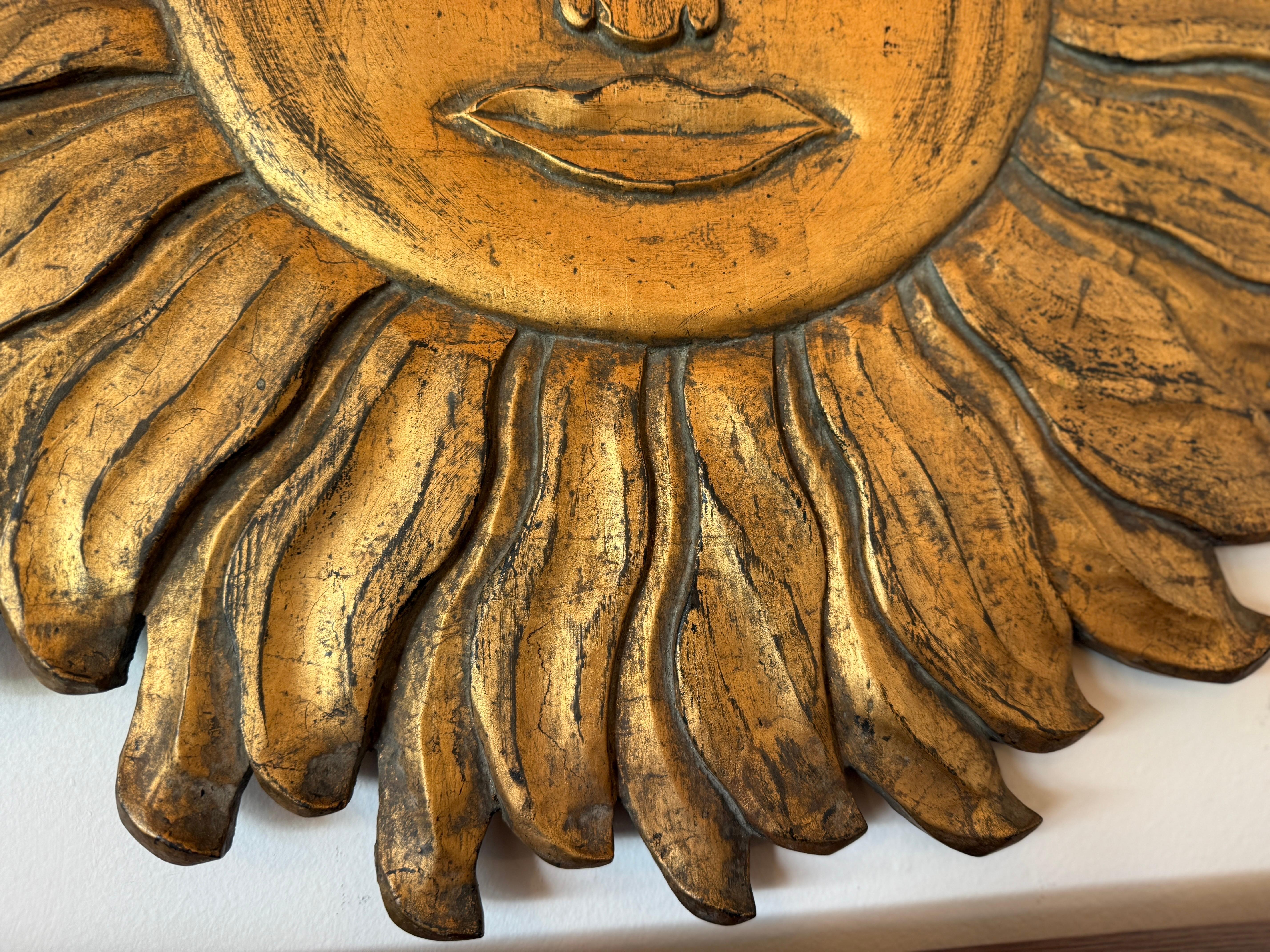 Sculpté Sculpture murale soleil surdimensionnée en bois sculpté et doré en vente