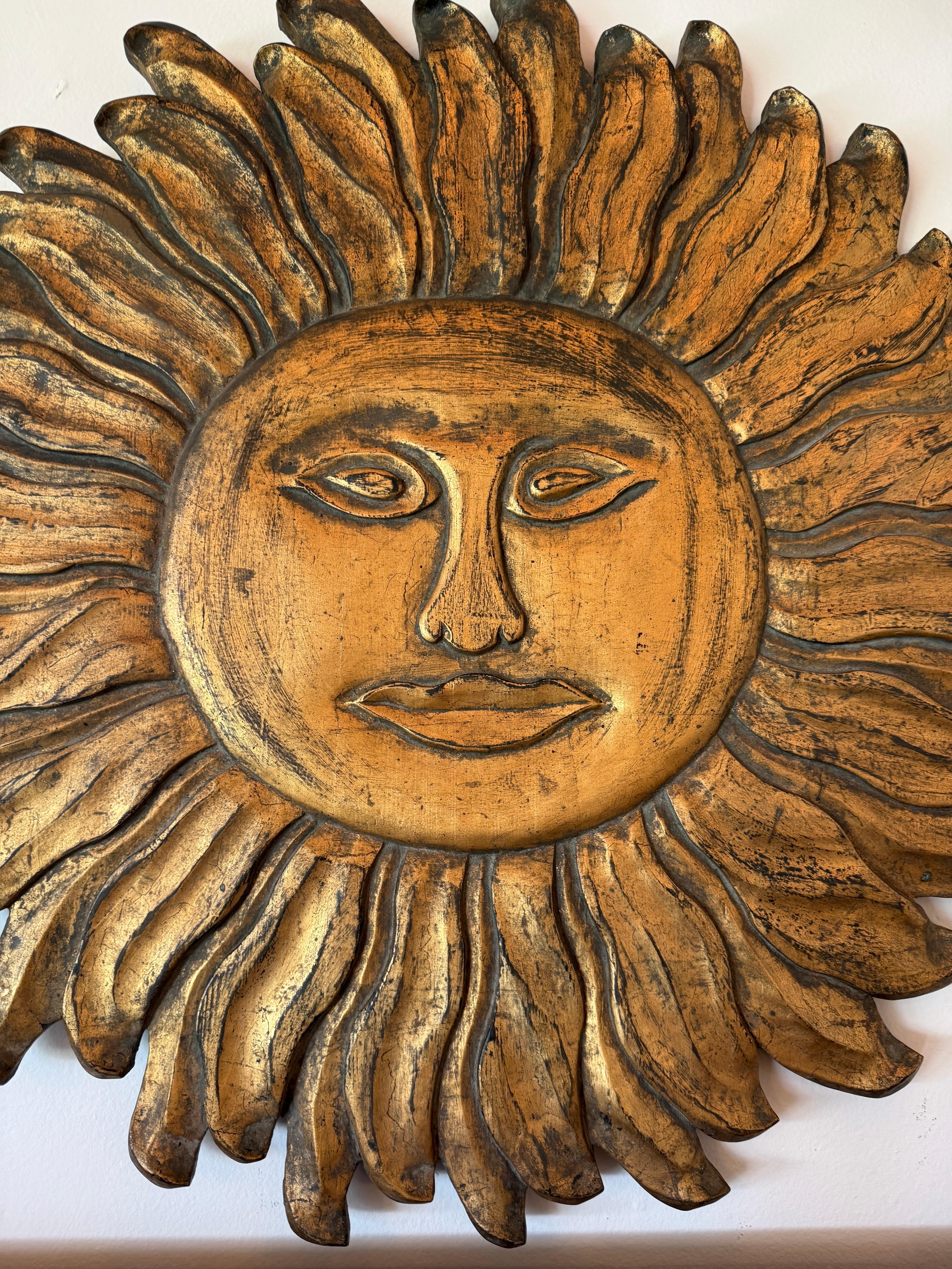 Sculpture murale soleil surdimensionnée en bois sculpté et doré Bon état - En vente à North Miami, FL