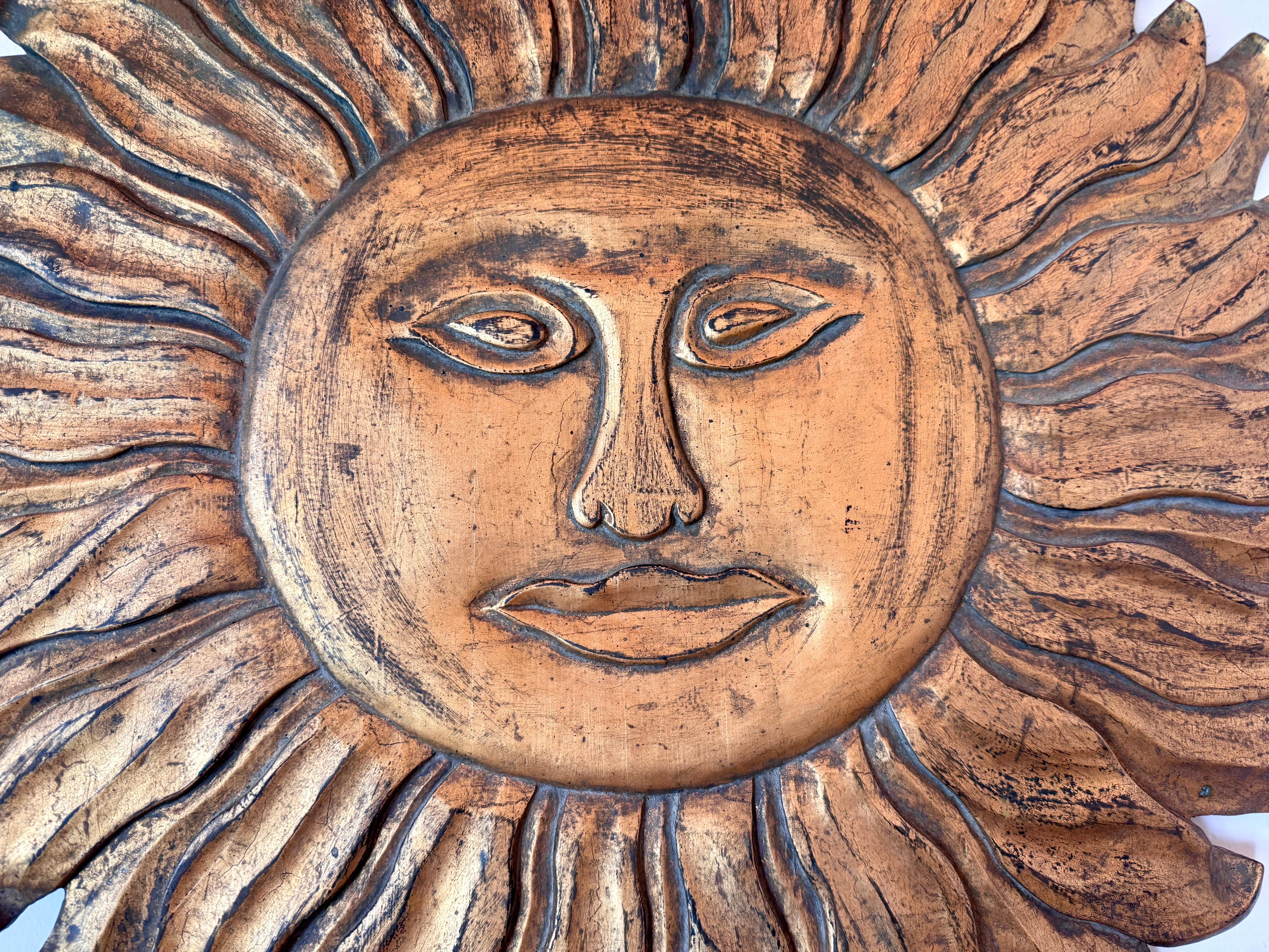 20ième siècle Sculpture murale soleil surdimensionnée en bois sculpté et doré en vente