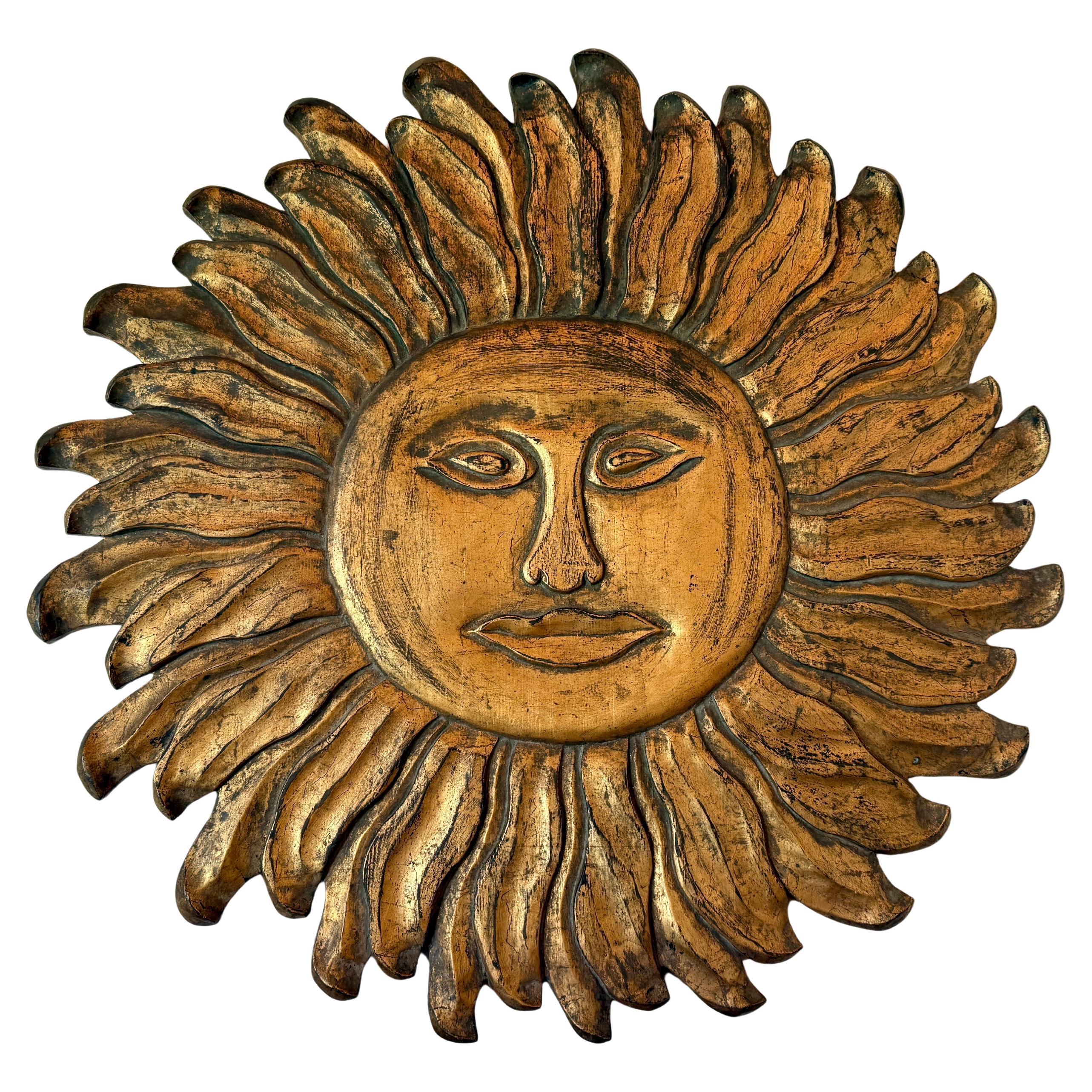 Sculpture murale soleil surdimensionnée en bois sculpté et doré