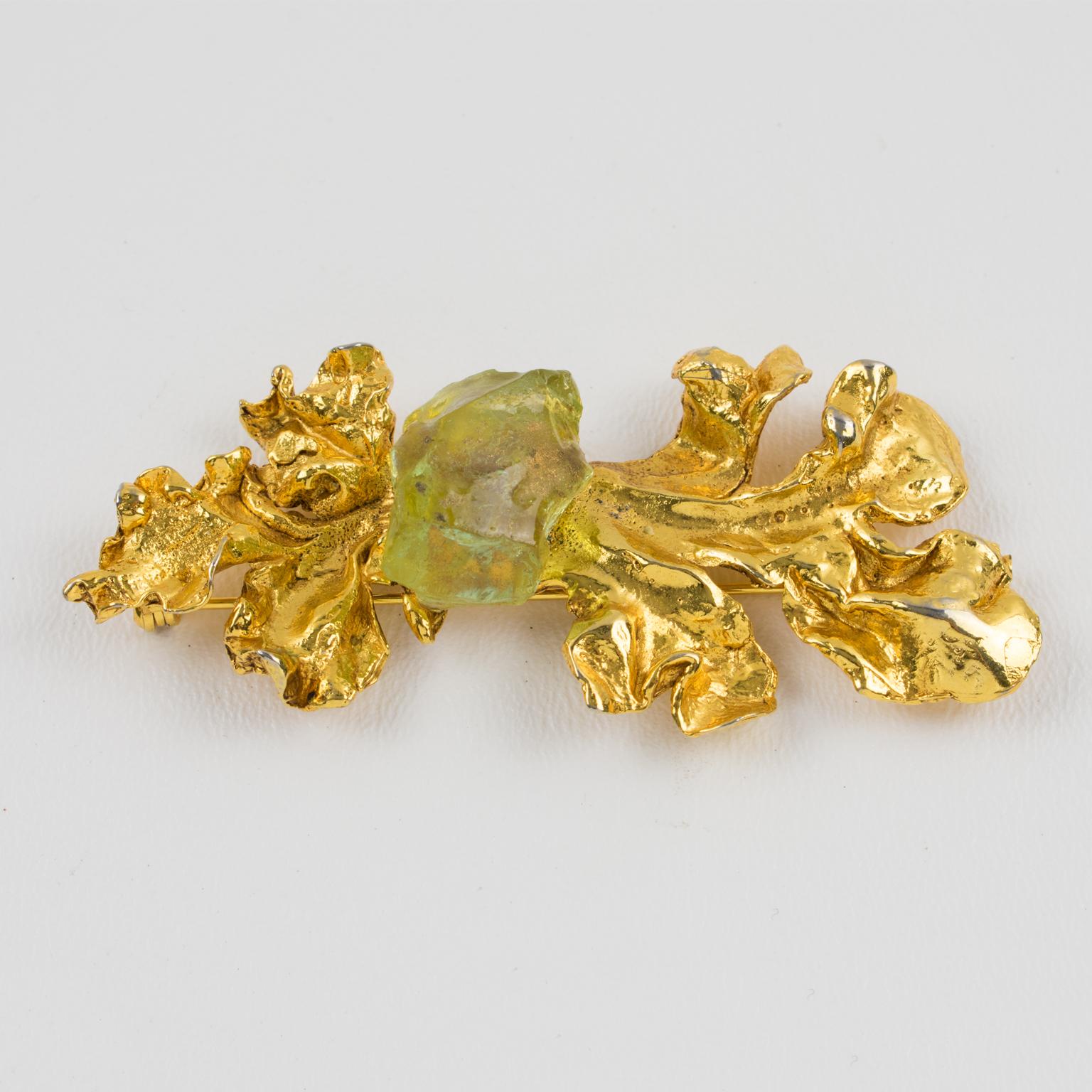 Broche surdimensionnée en métal doré et résine verte Antigona Paris Bon état à Atlanta, GA