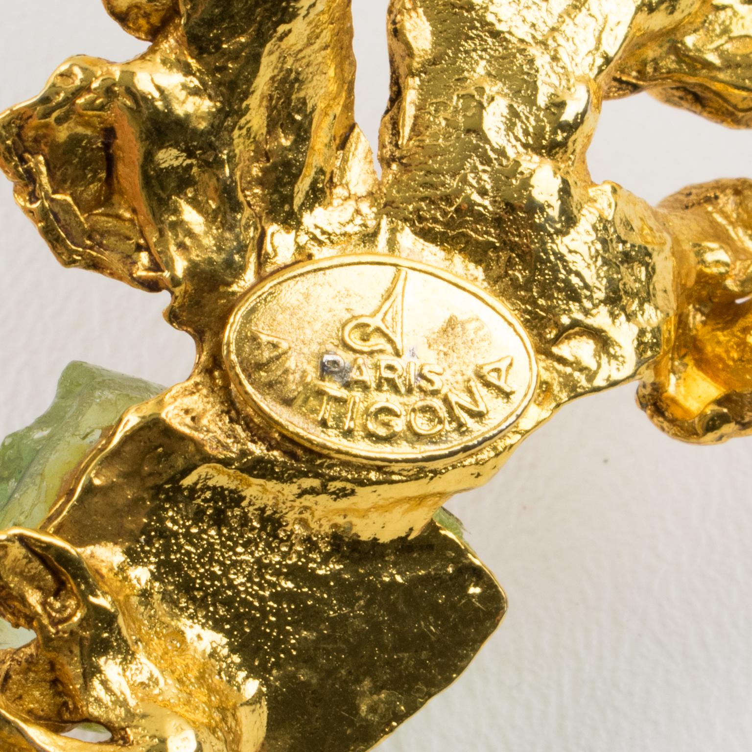 Broche surdimensionnée en métal doré et résine verte Antigona Paris 2