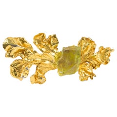 Broche surdimensionnée en métal doré et résine verte Antigona Paris
