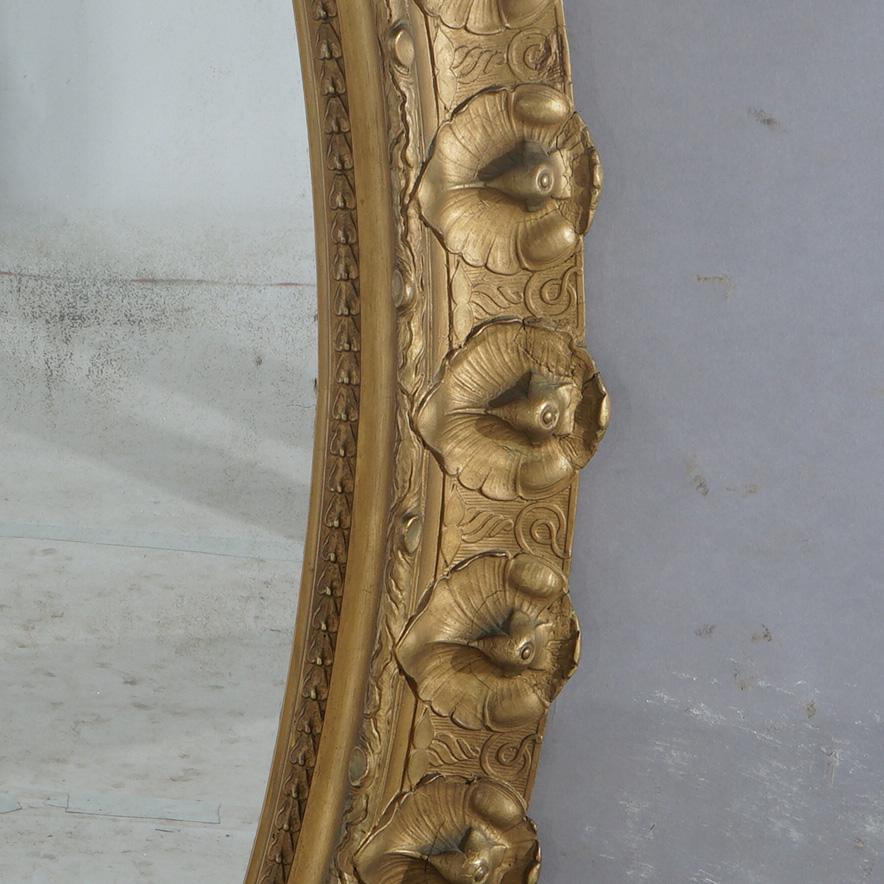 Specchio ovale da salotto in legno dorato sovradimensionato con stemma floreale e fogliame C1890 in vendita 1