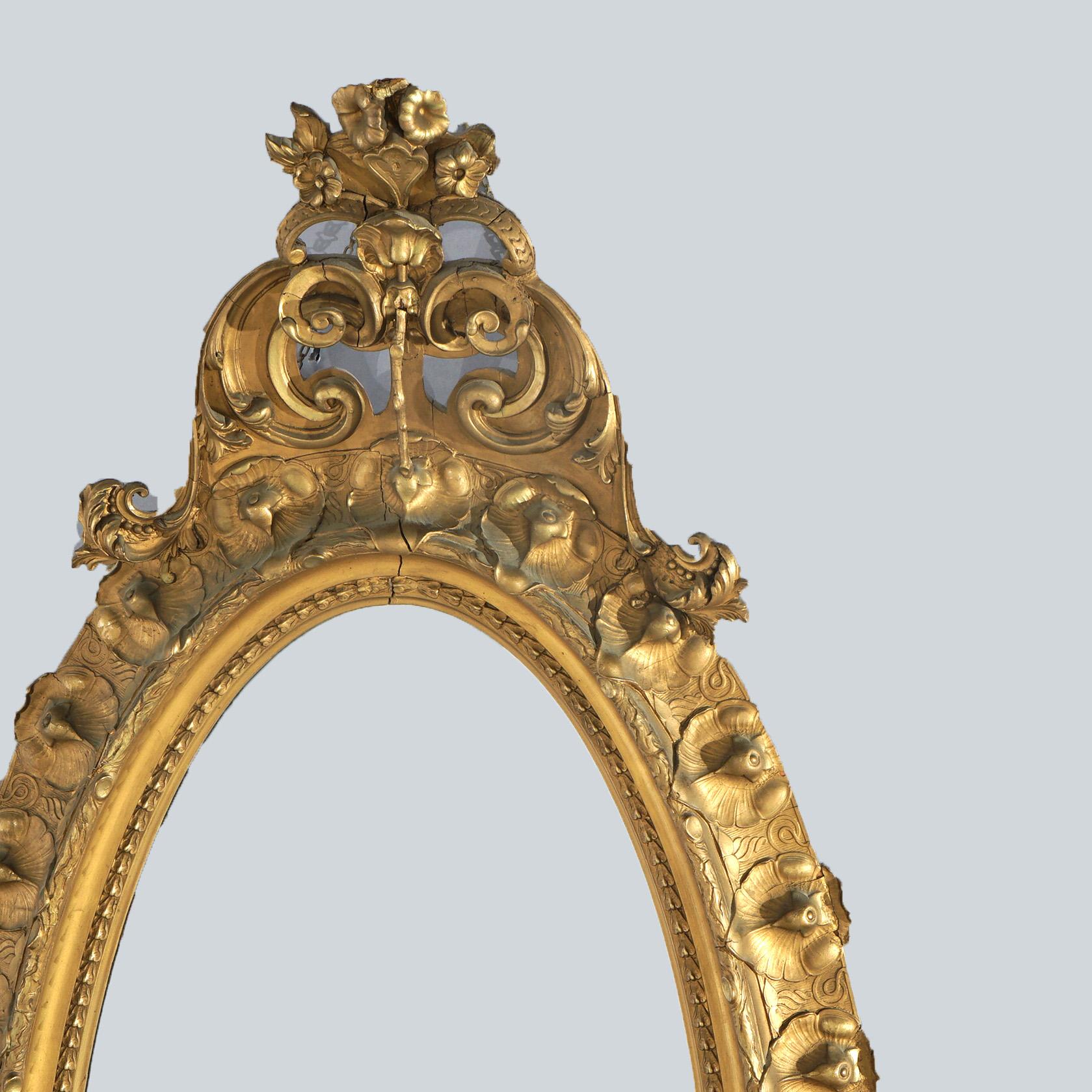 Specchio ovale da salotto in legno dorato sovradimensionato con stemma floreale e fogliame C1890 in vendita 2