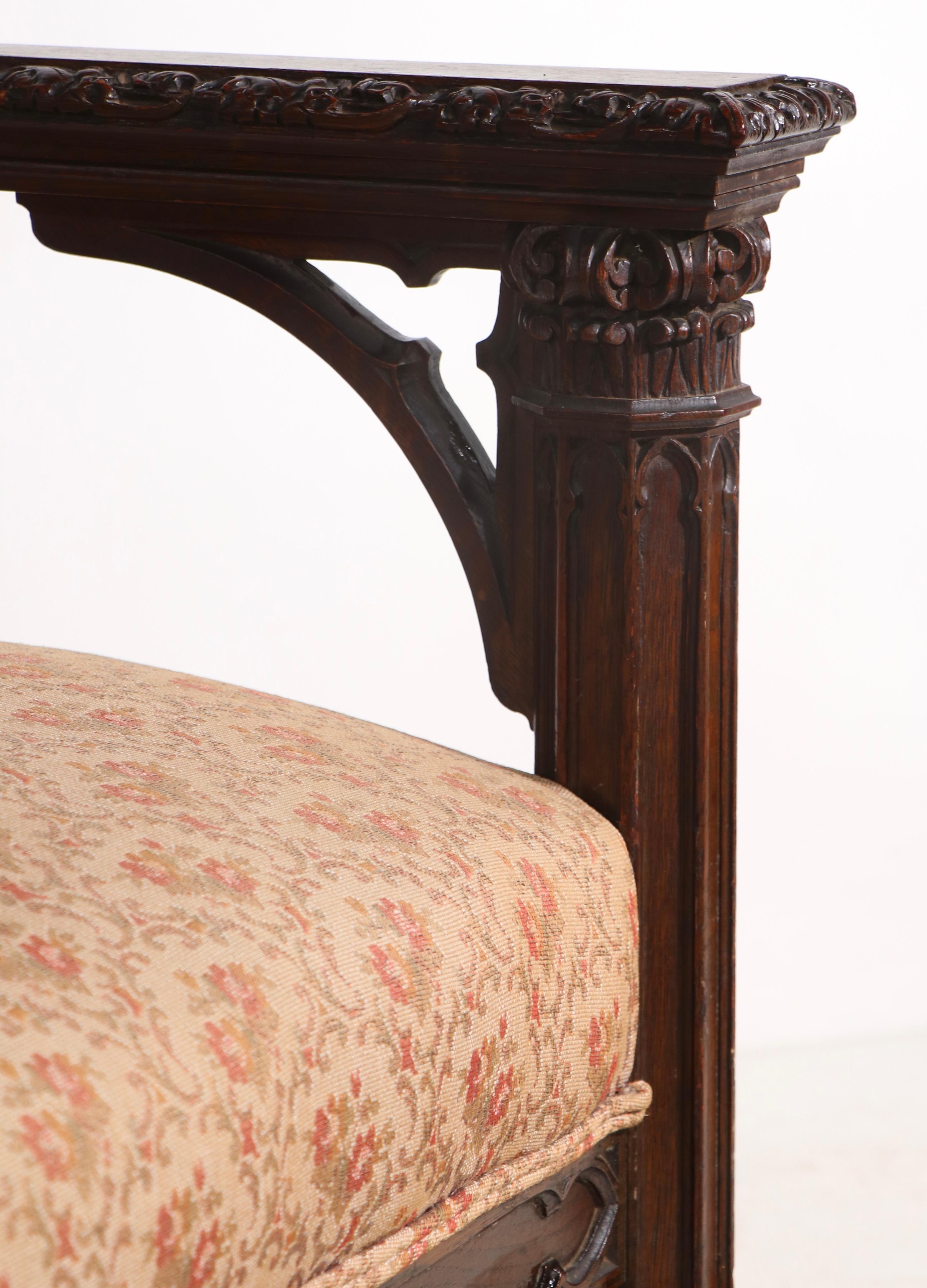 Tissu d'ameublement Fauteuil trône surdimensionné de style Revive gothique en vente