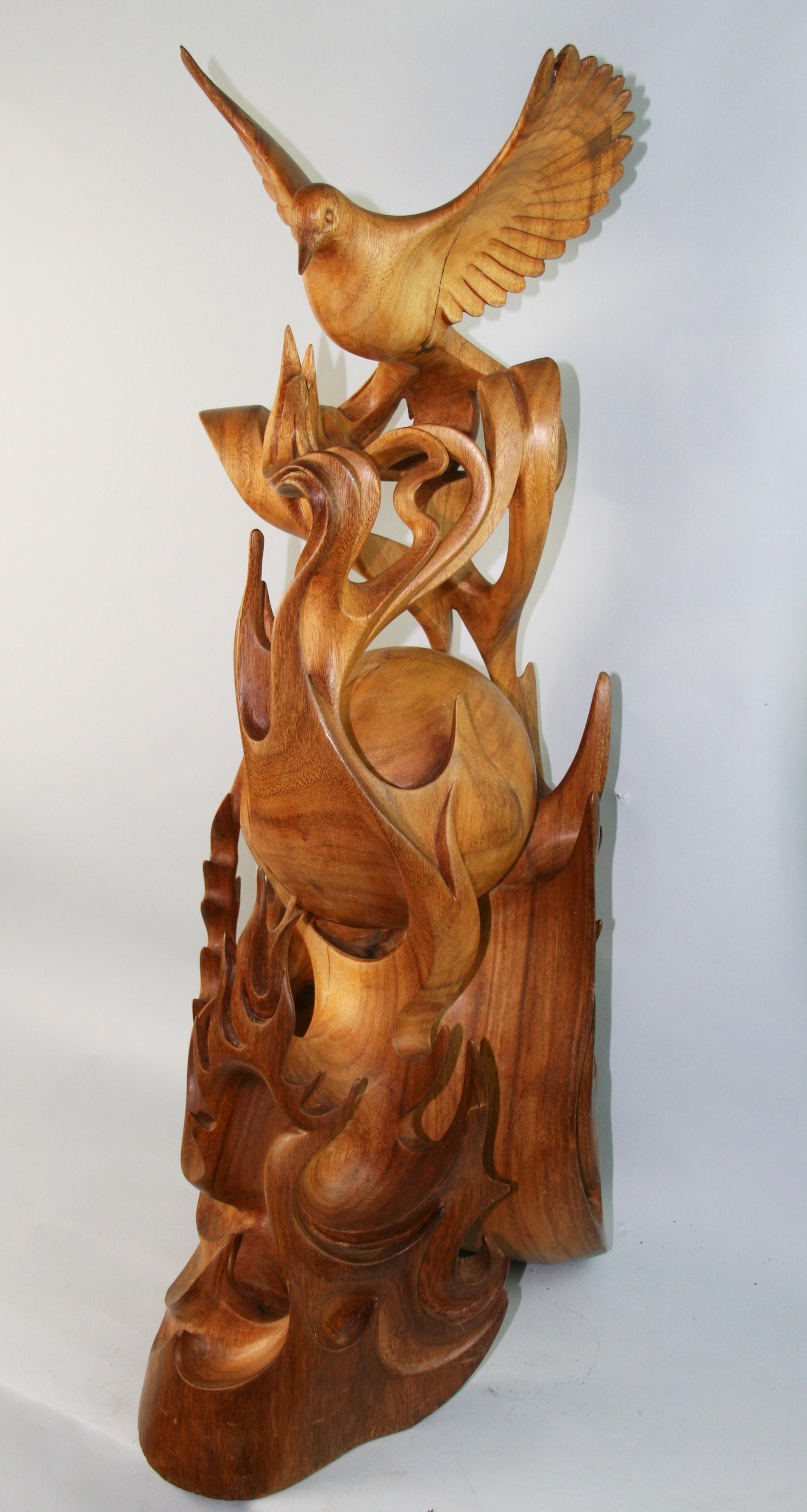 Escultura de ave sobredimensionada tallada a mano Alas sobre el mundo mediados del siglo XX en venta