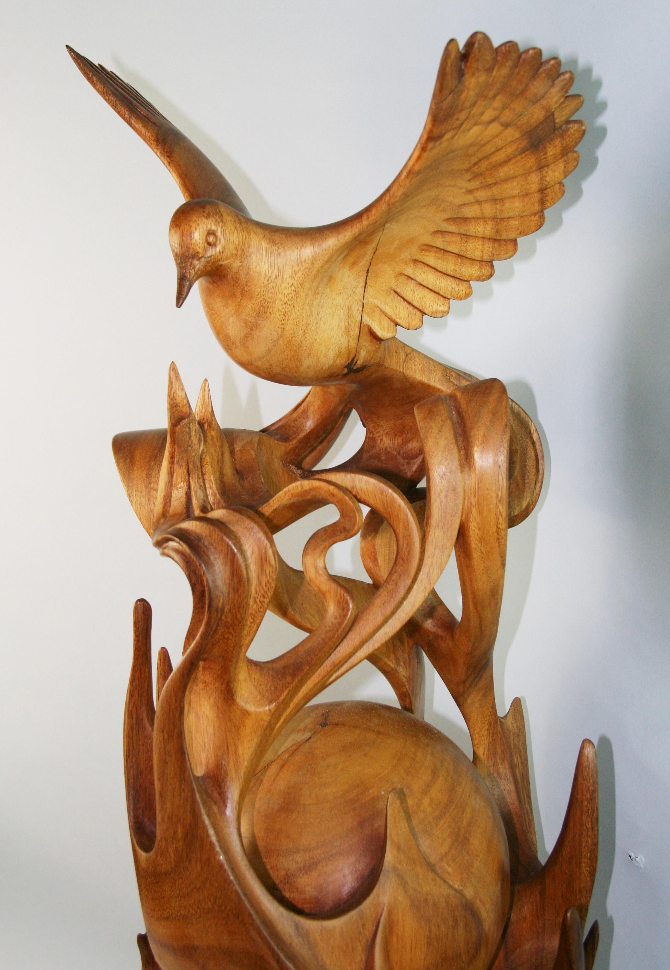 Escultura de ave sobredimensionada tallada a mano Alas sobre el mundo Avellano en venta