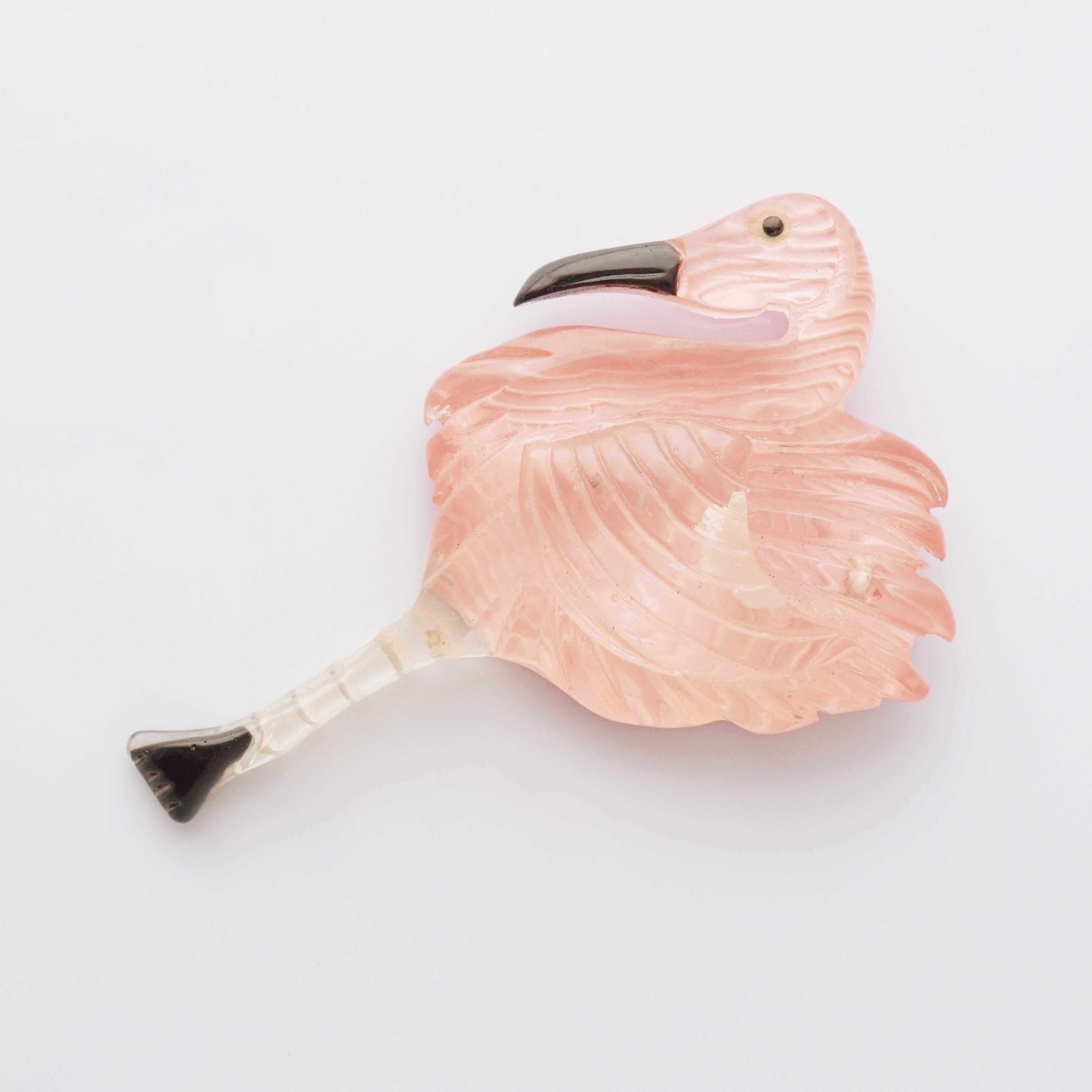 Übergroße, handbemalte französische Flamingo-Brosche aus Lucit, 1950er Jahre (Moderne) im Angebot